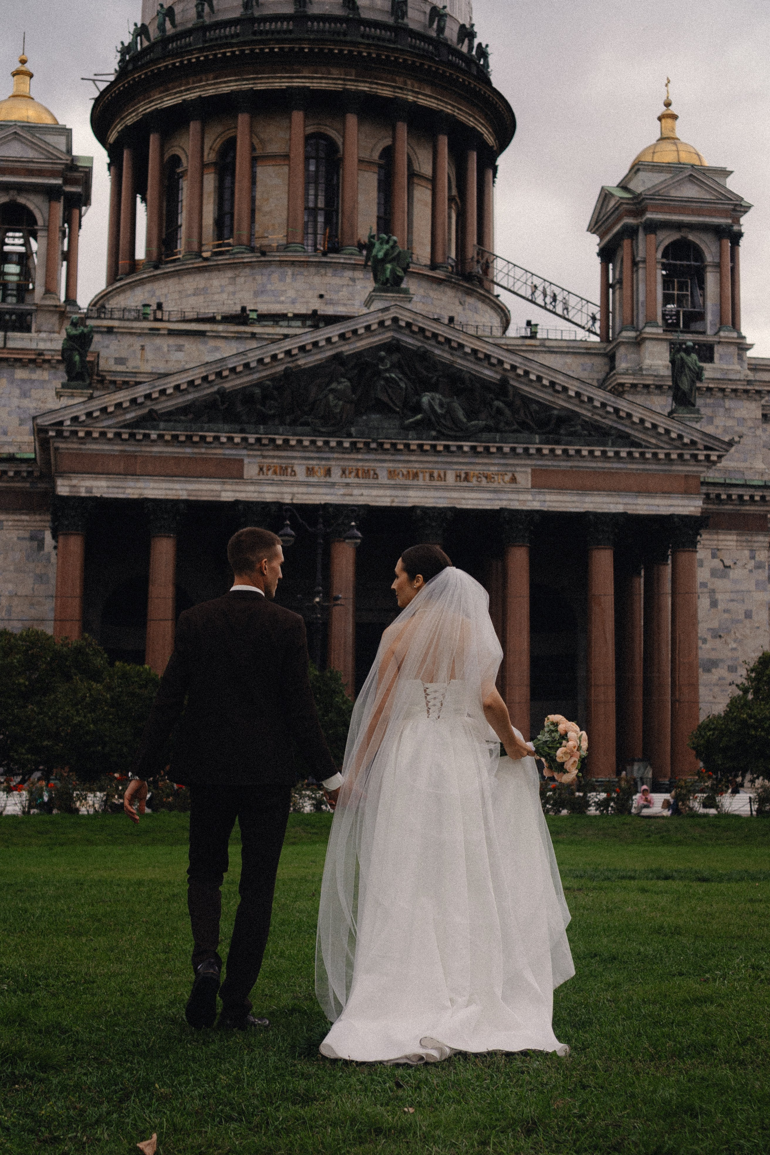 СВАДЕБНАЯ ПРОГУЛКА В САНТК-ПЕТЕРБУРГЕ (ИСАКИЕВСКИЙ СОБОР, ЗИМНЯЯ КАНАВКА, ЭРМИТАЖ И БОЛЬШАЯ МОРСКАЯ УЛИЦА). Профессиональный фотограф, Санкт-Петербург — Виктория Богомолова