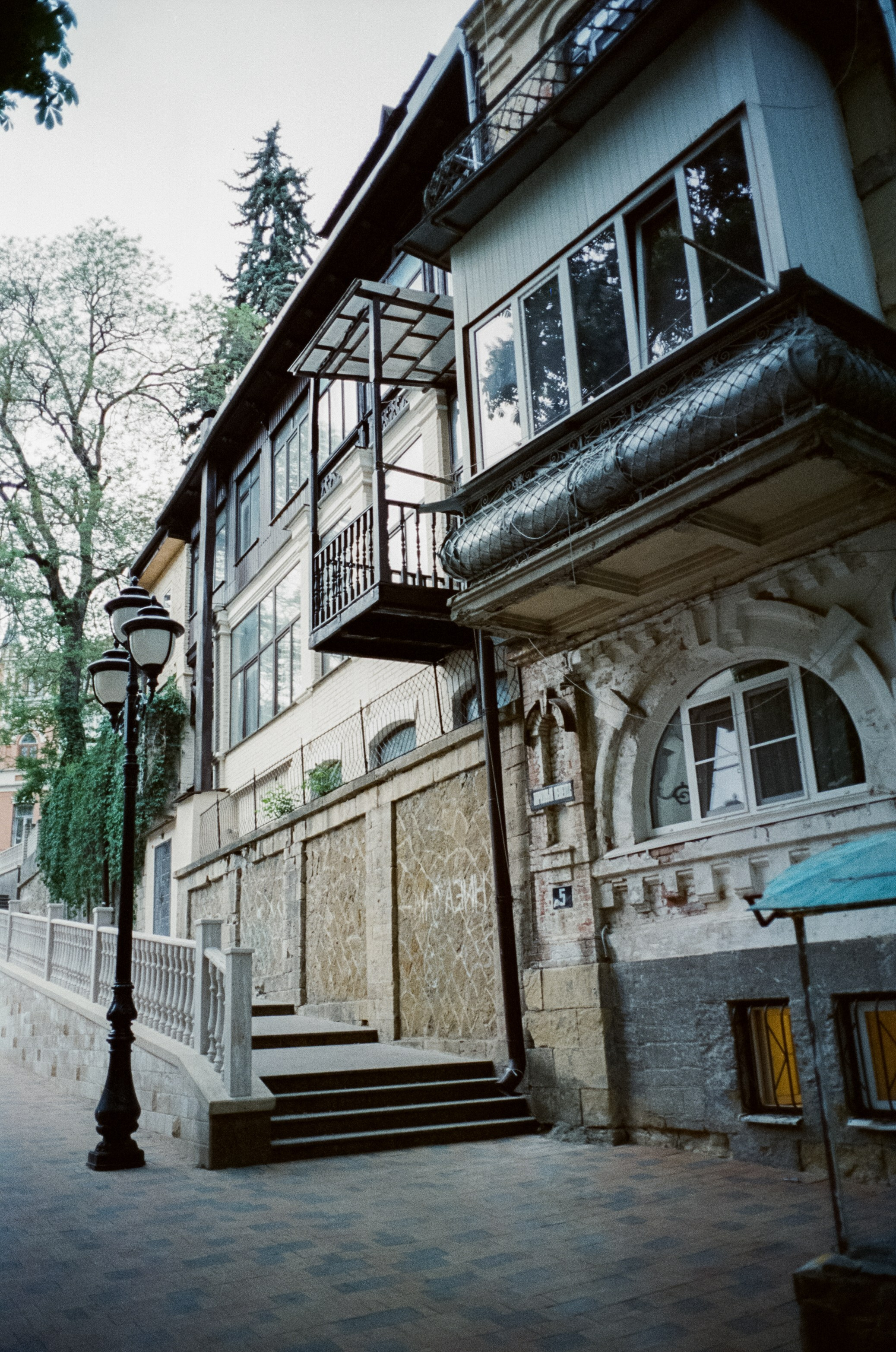 Музей Ярошенко, Кисловодск вечером / SFL 500T — Ricoh 500GS