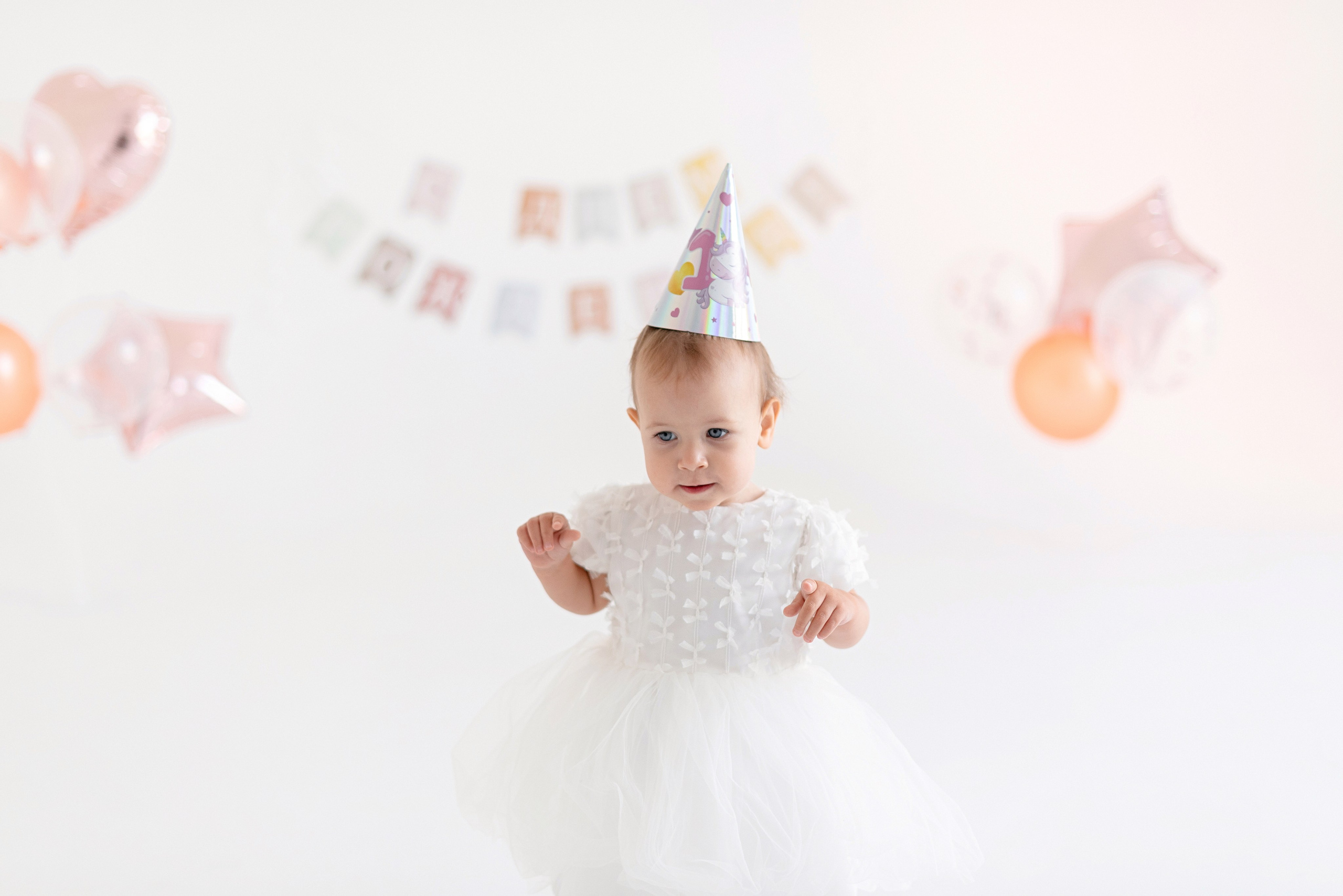Фотосессия дня рождения ребенка в фотостудии, торт, воздушные шары, мыльные пузыри, профессиональные детские фотографии в Сургуте и Нефтеюганске.