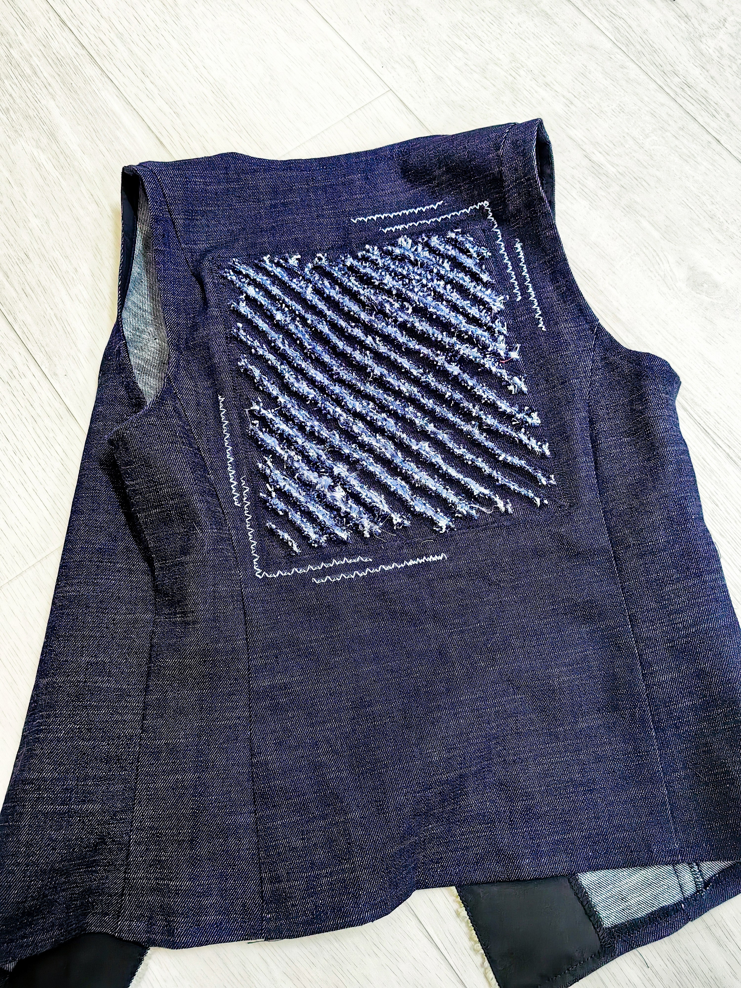 Дизайнерские жилетки из джинсы с декором в технике синель, росписью ткани, вышивка. Шьют дети. Владивосток. Школа для девочек во Владивостоке — Само Совершенство