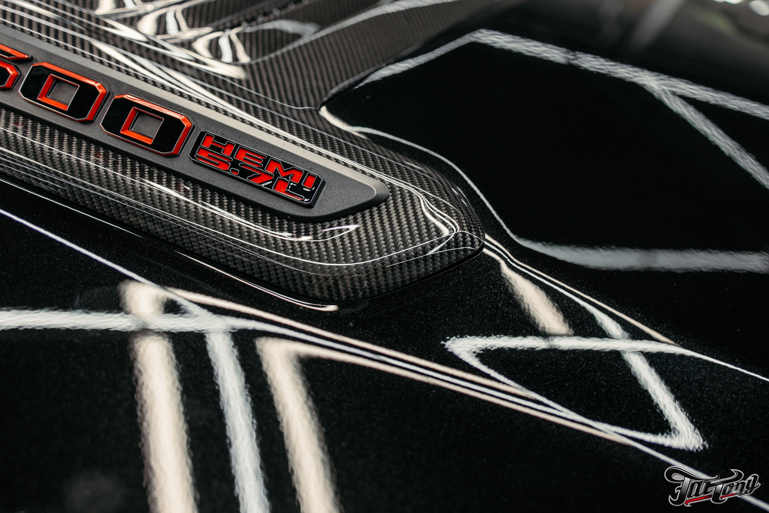 Ram 1500 ламинация карбоном, окрас шильдов, проушин, установка света в решетку. DeLorein