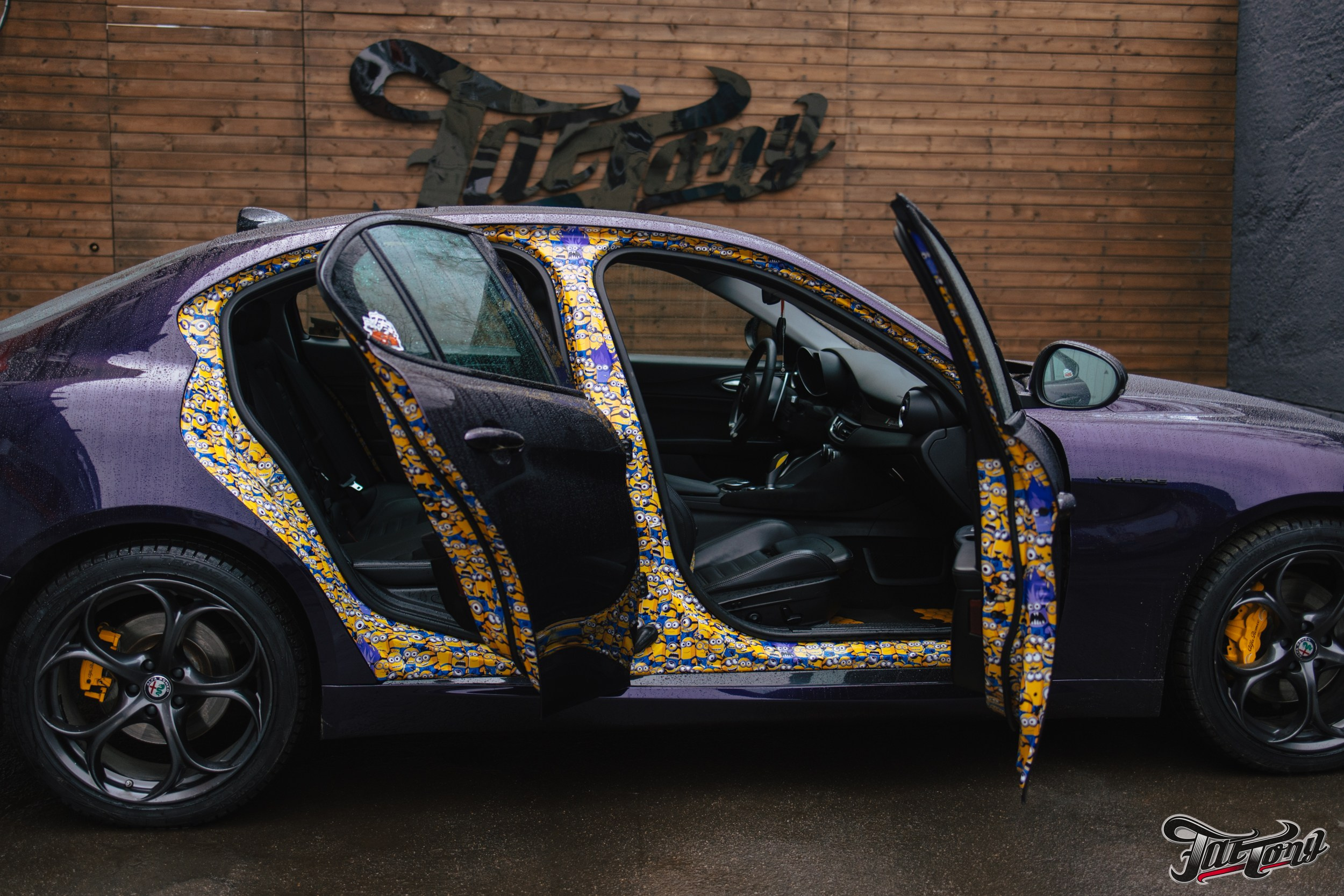 Alfa Romeo Giulia ремни безопасности с принтом и оклейка проемов. DeLorein