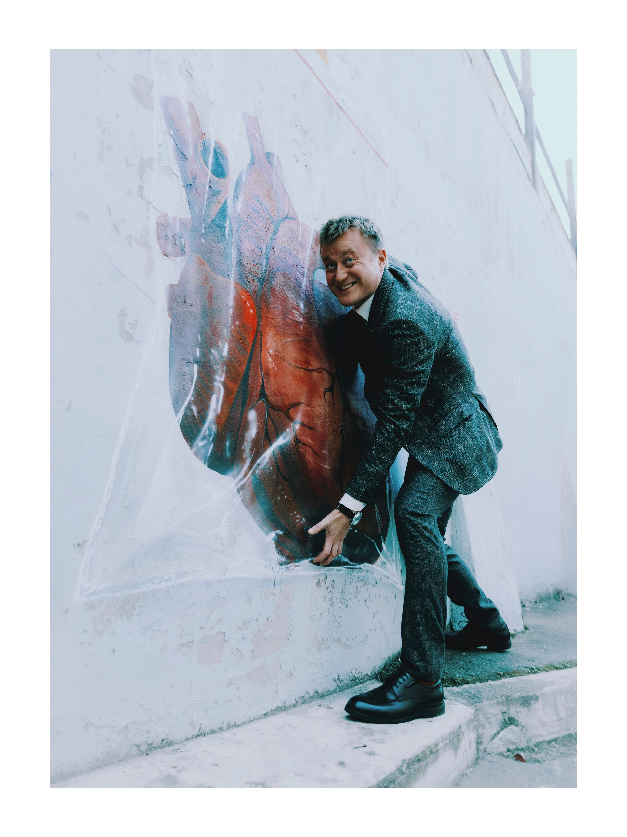 мужчина держит в руках сердце