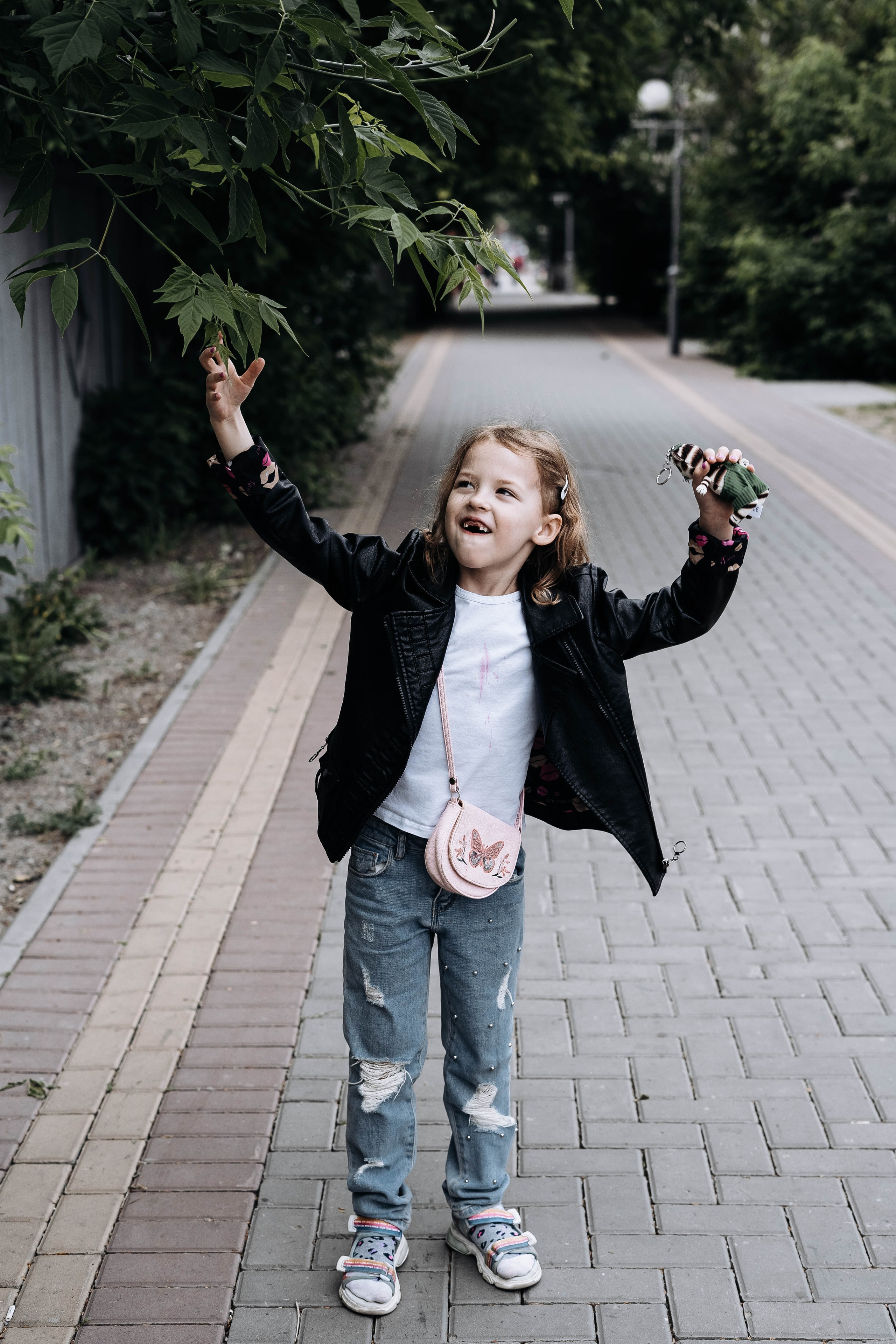 Маня и Аня ранним утром 🤍. Семейный фотограф в Томске Зарина Азизбаева