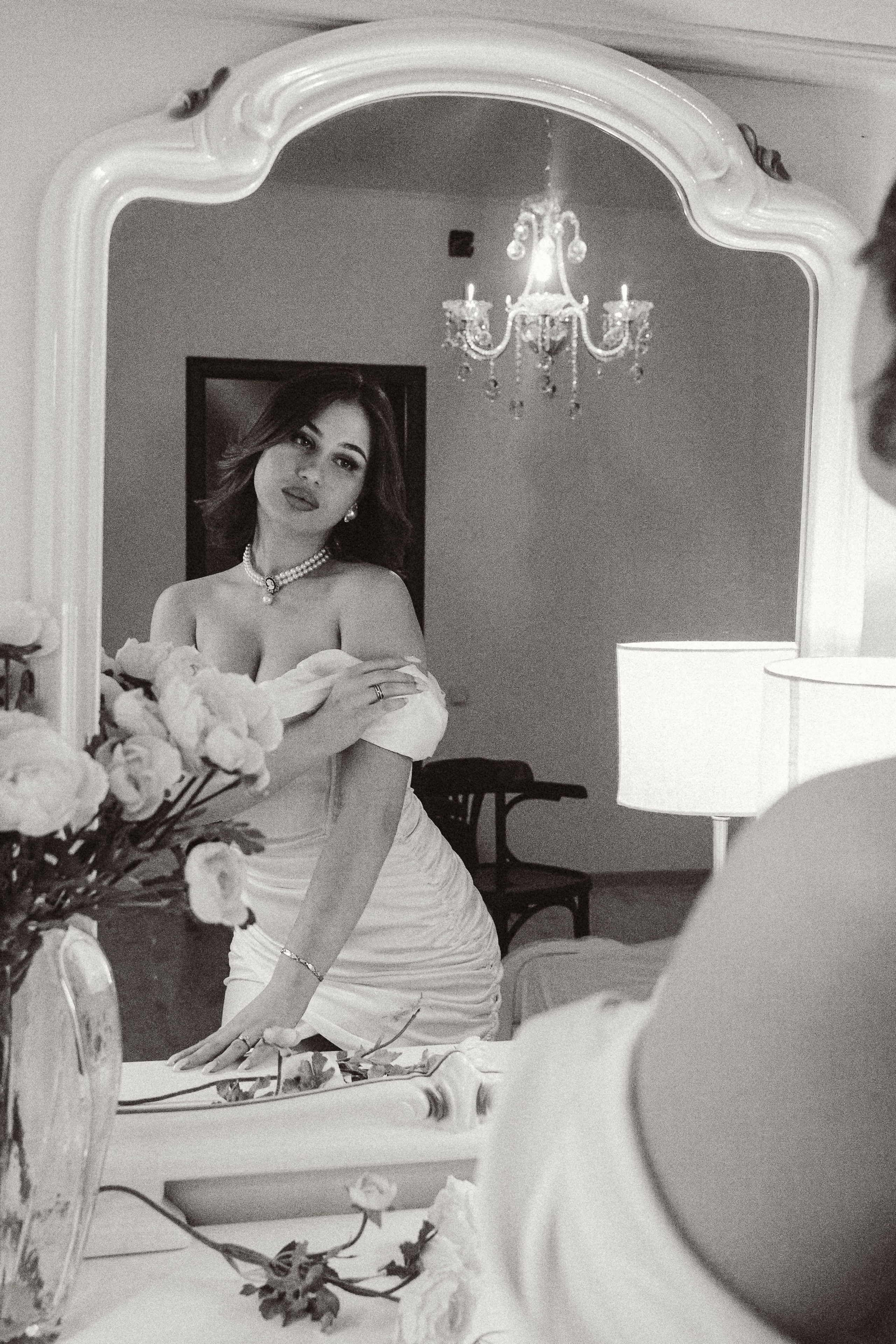 Фотодень для девушек, красавица смотрит в отражение.