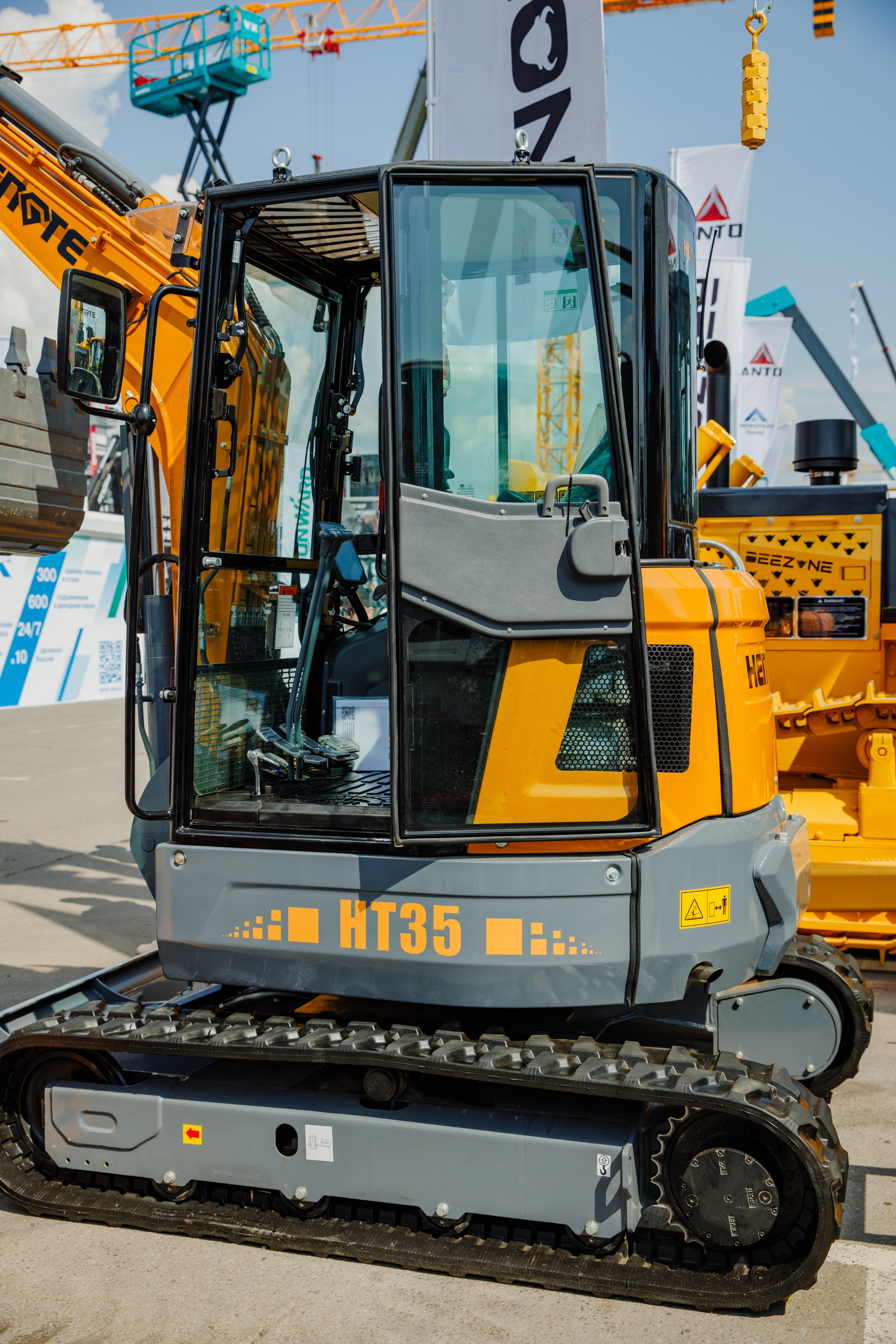 Выставка Спец. Техники. Фотограф Москва Шептаев Артём