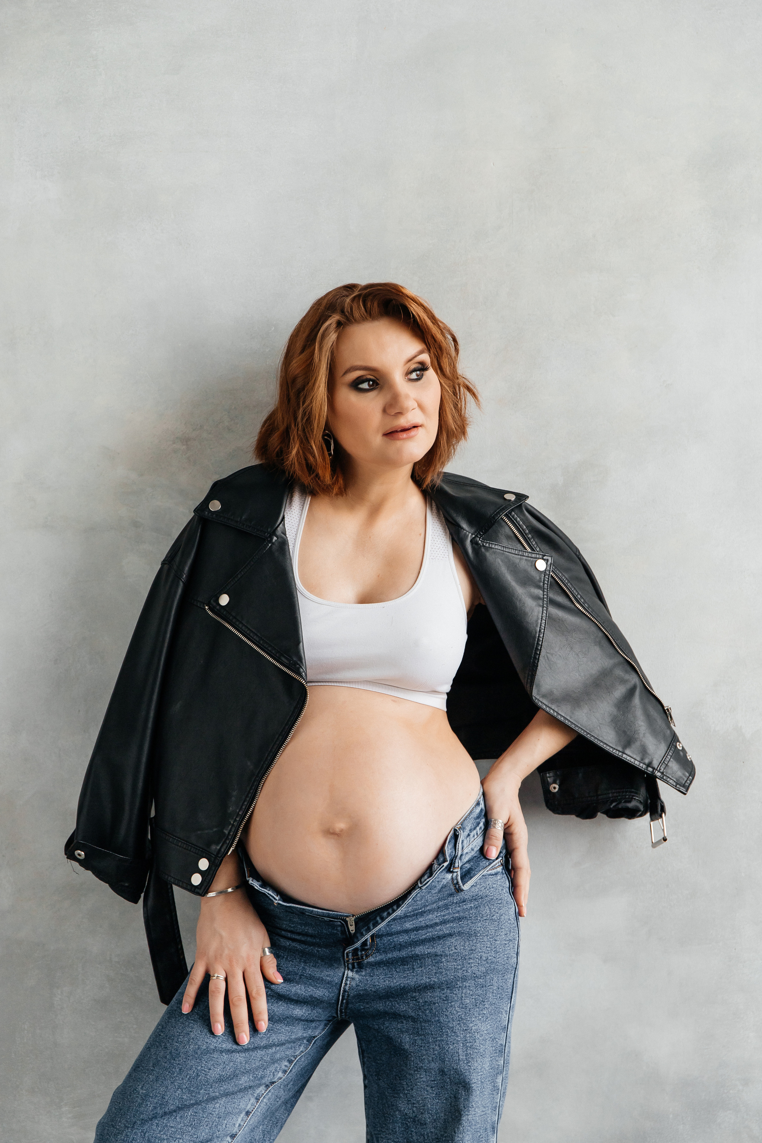 Фотосессия беременности в джинсах и косухе. Фотограф беременности в Санкт-Петербурге Анна Тюжина