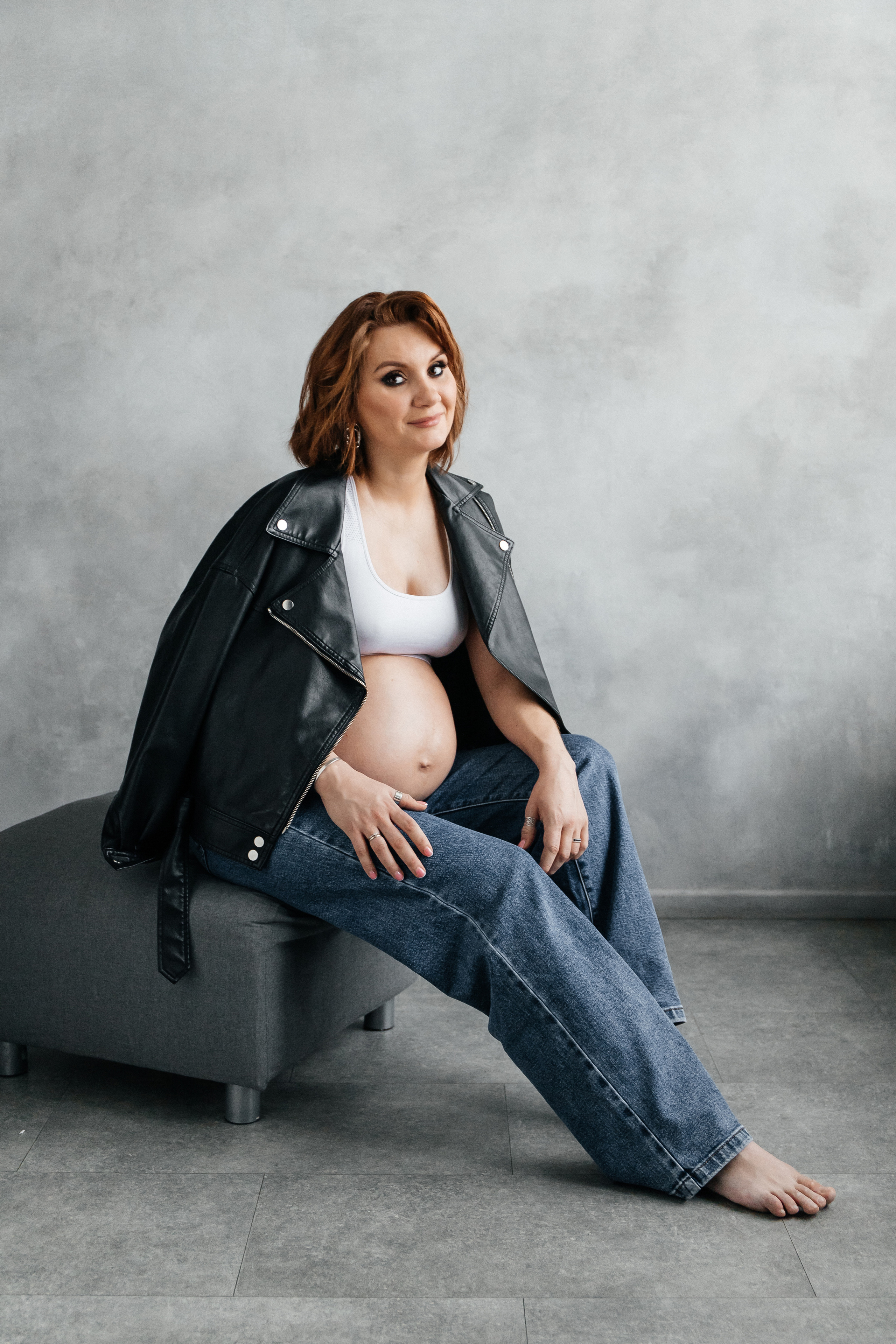 Фотосессия беременности в джинсах и косухе. Фотограф беременности в Санкт-Петербурге Анна Тюжина