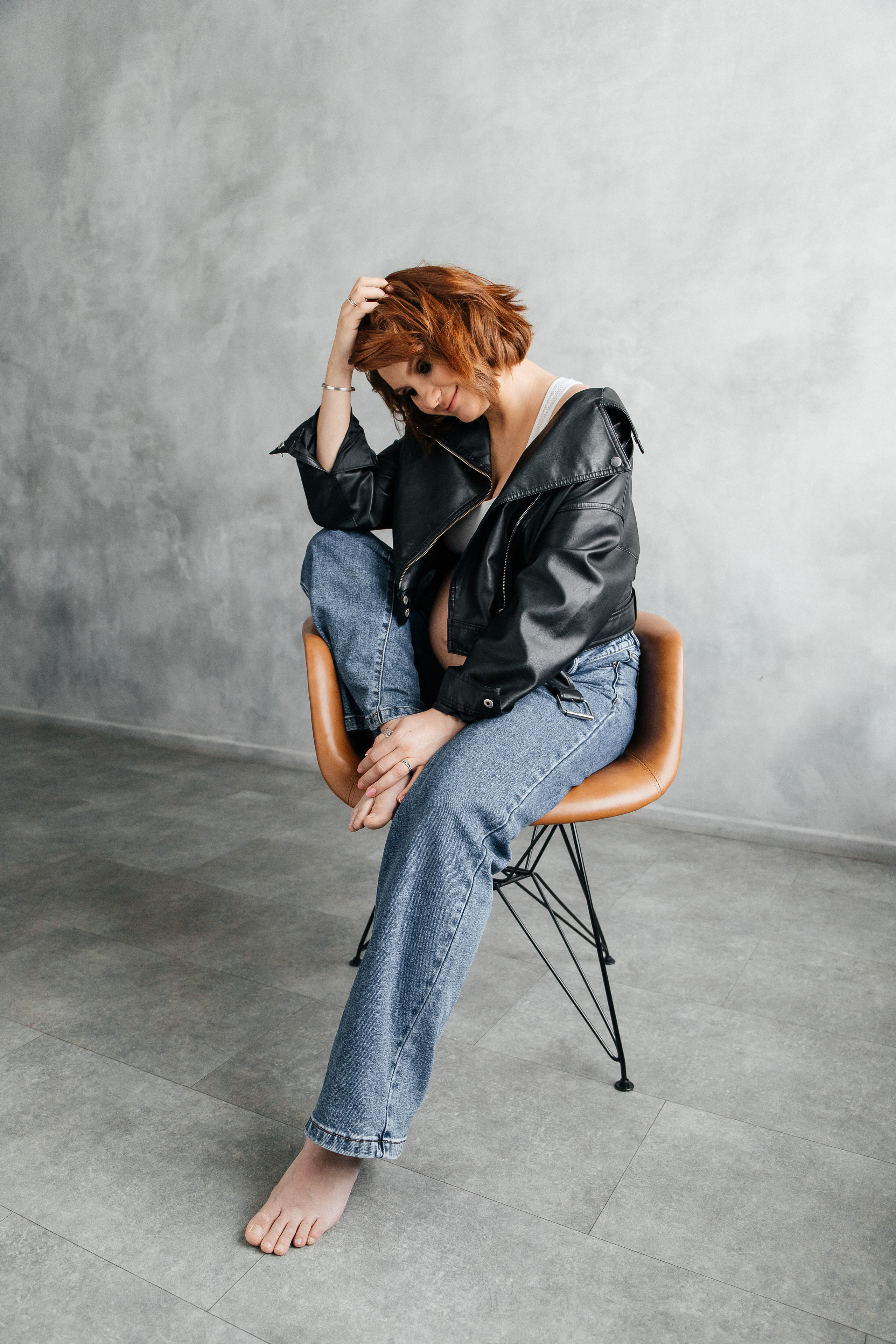 Фотосессия беременности в джинсах и косухе. Фотограф беременности в Санкт-Петербурге Анна Тюжина