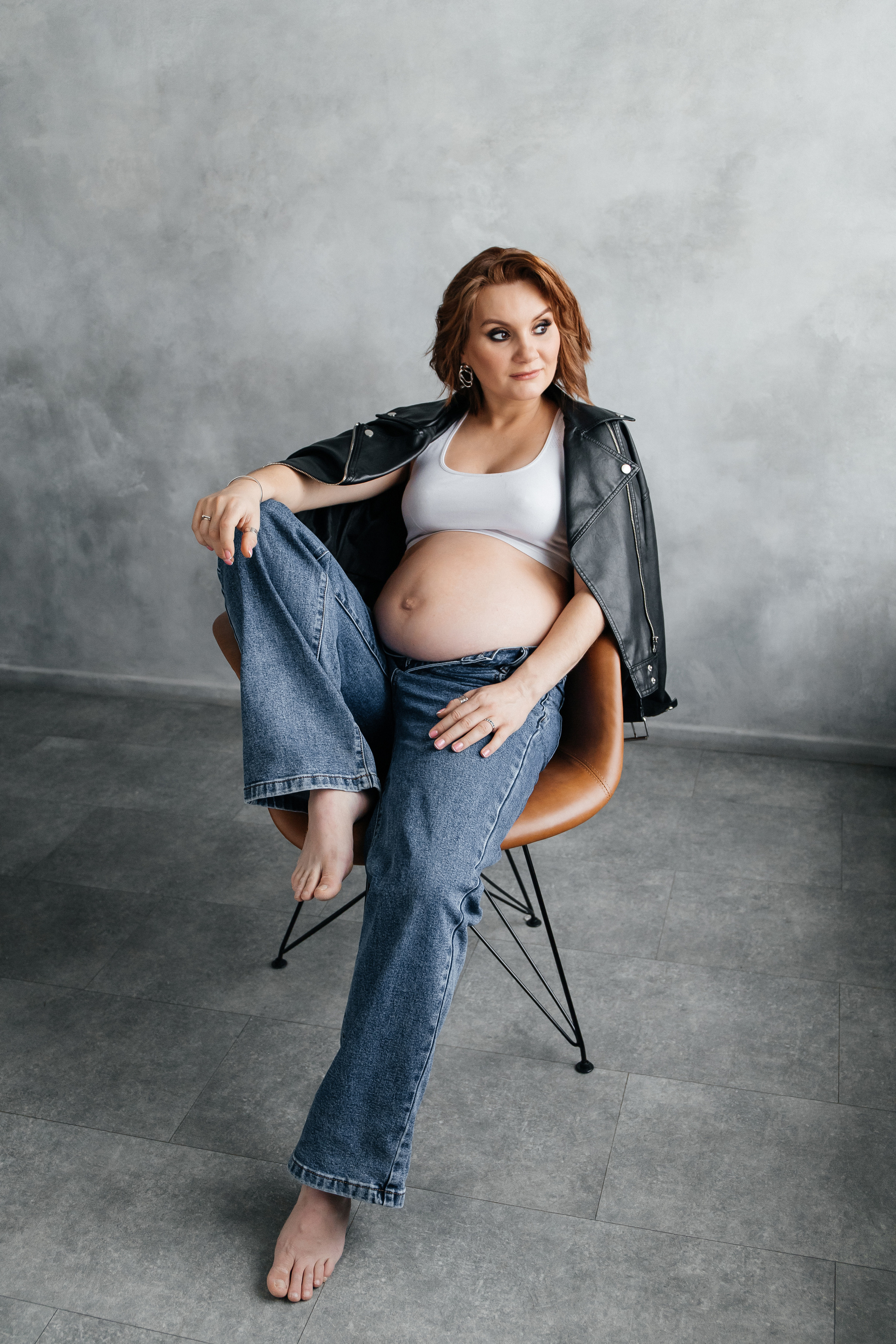 Фотосессия беременности в джинсах и косухе. Фотограф беременности в Санкт-Петербурге Анна Тюжина