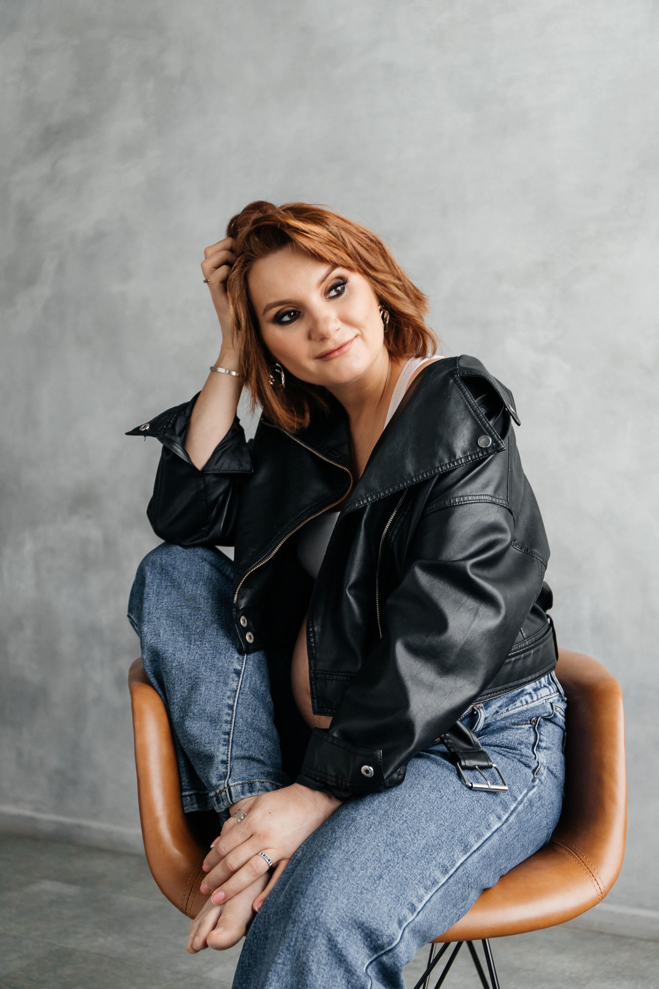 Фотосессия беременности в джинсах и косухе. Фотограф беременности в Санкт-Петербурге Анна Тюжина