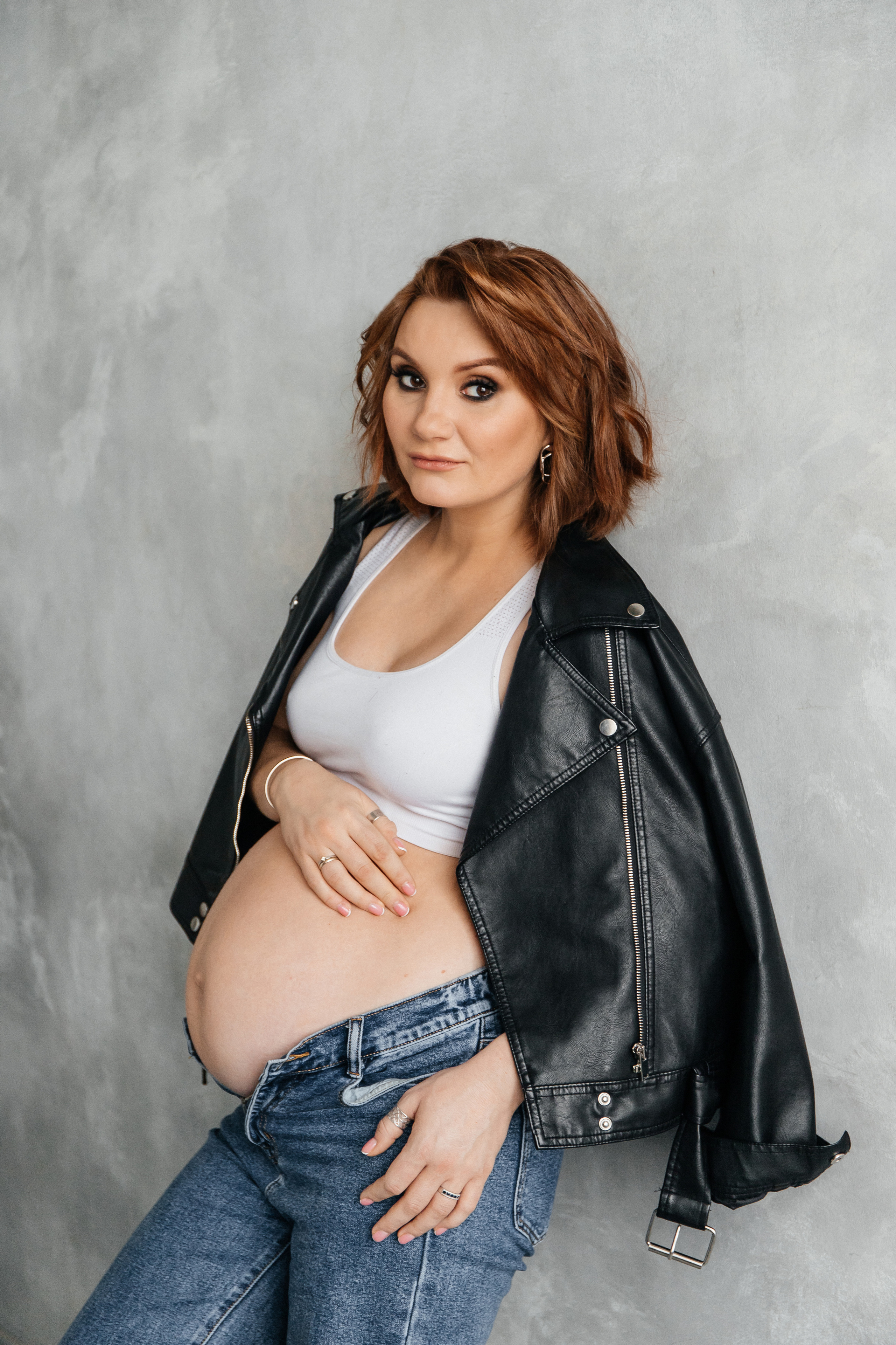 Фотосессия беременности в джинсах и косухе. Фотограф беременности в Санкт-Петербурге Анна Тюжина
