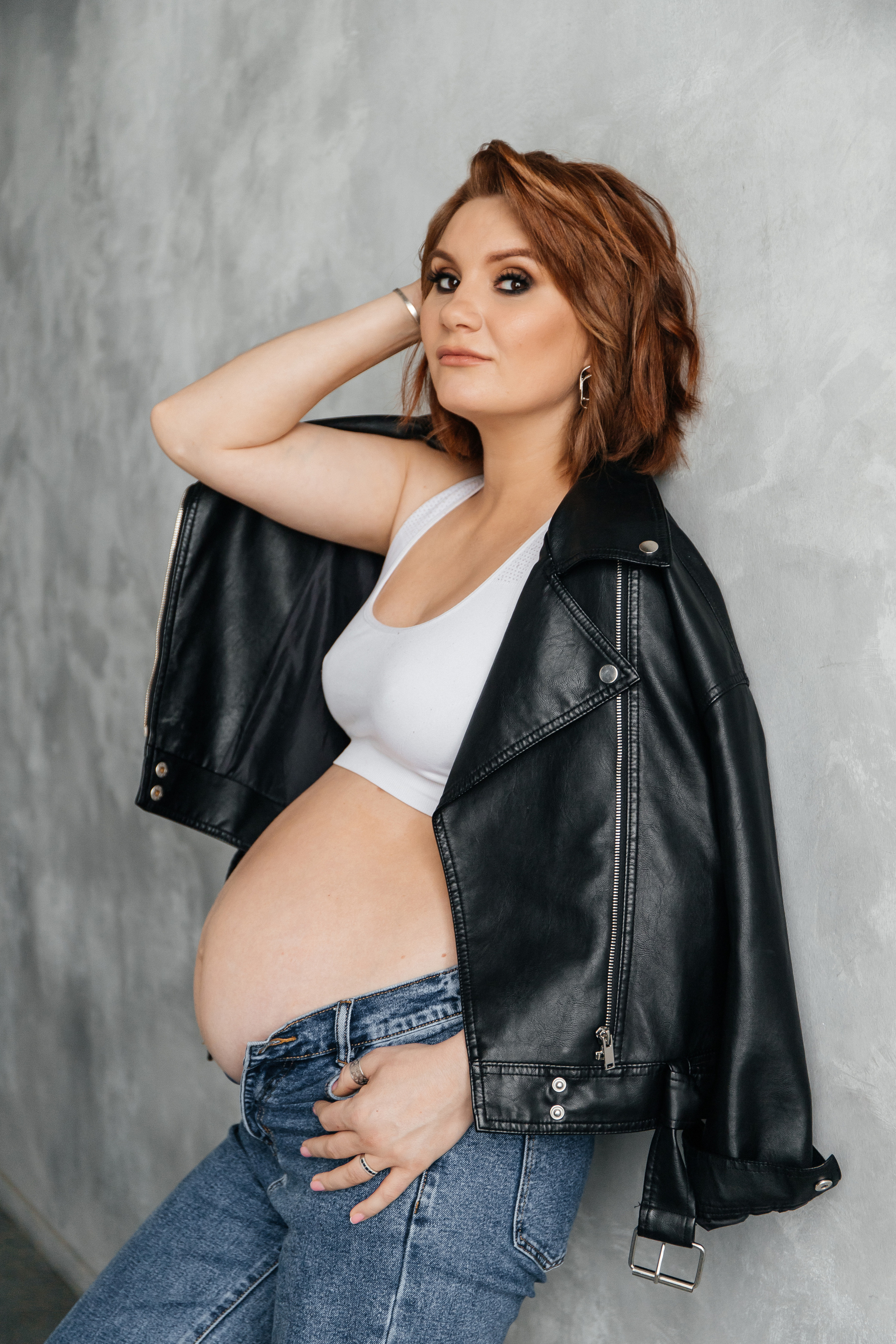 Фотосессия беременности в джинсах и косухе. Фотограф беременности в Санкт-Петербурге Анна Тюжина