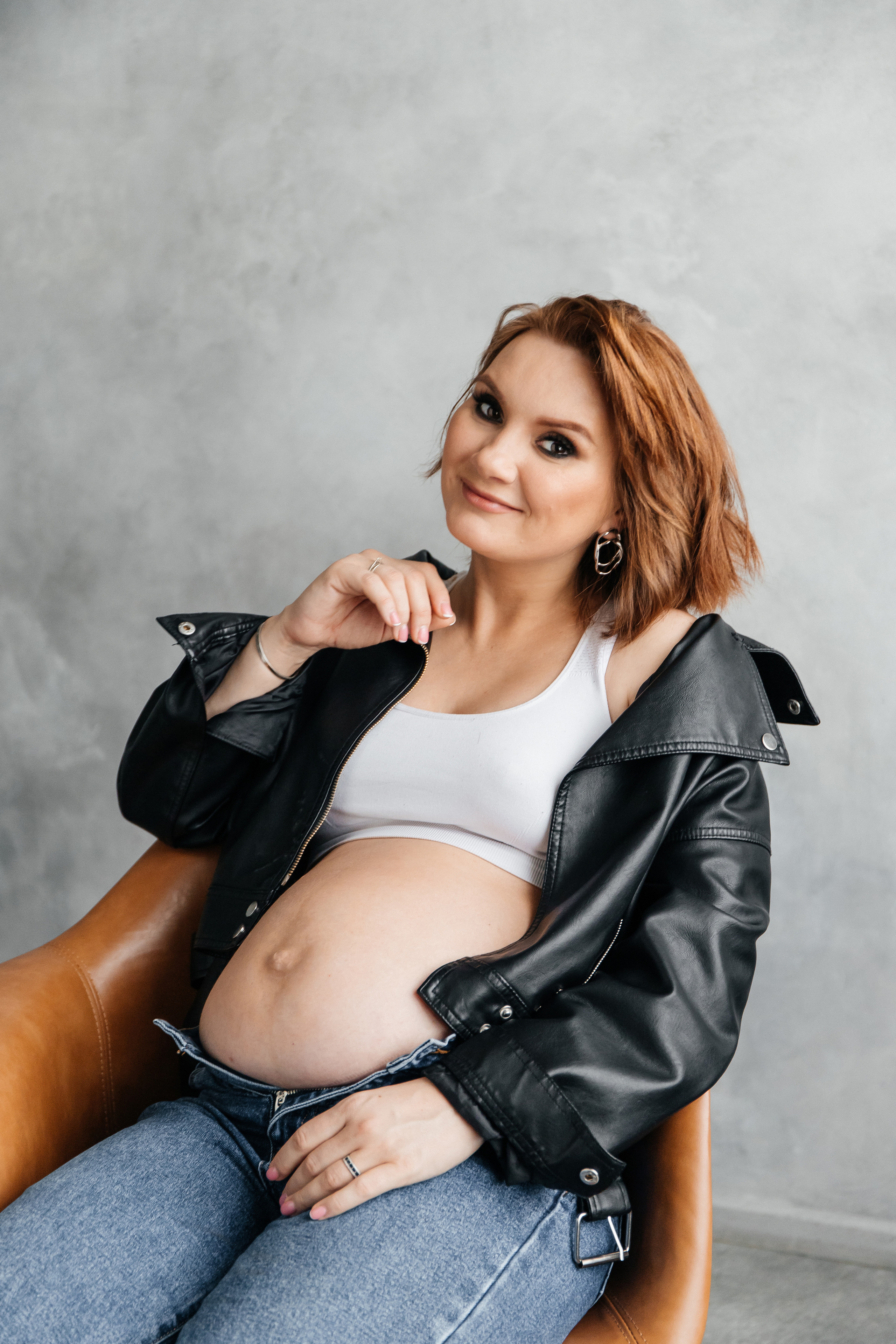 Фотосессия беременности в джинсах и косухе. Фотограф беременности в Санкт-Петербурге Анна Тюжина