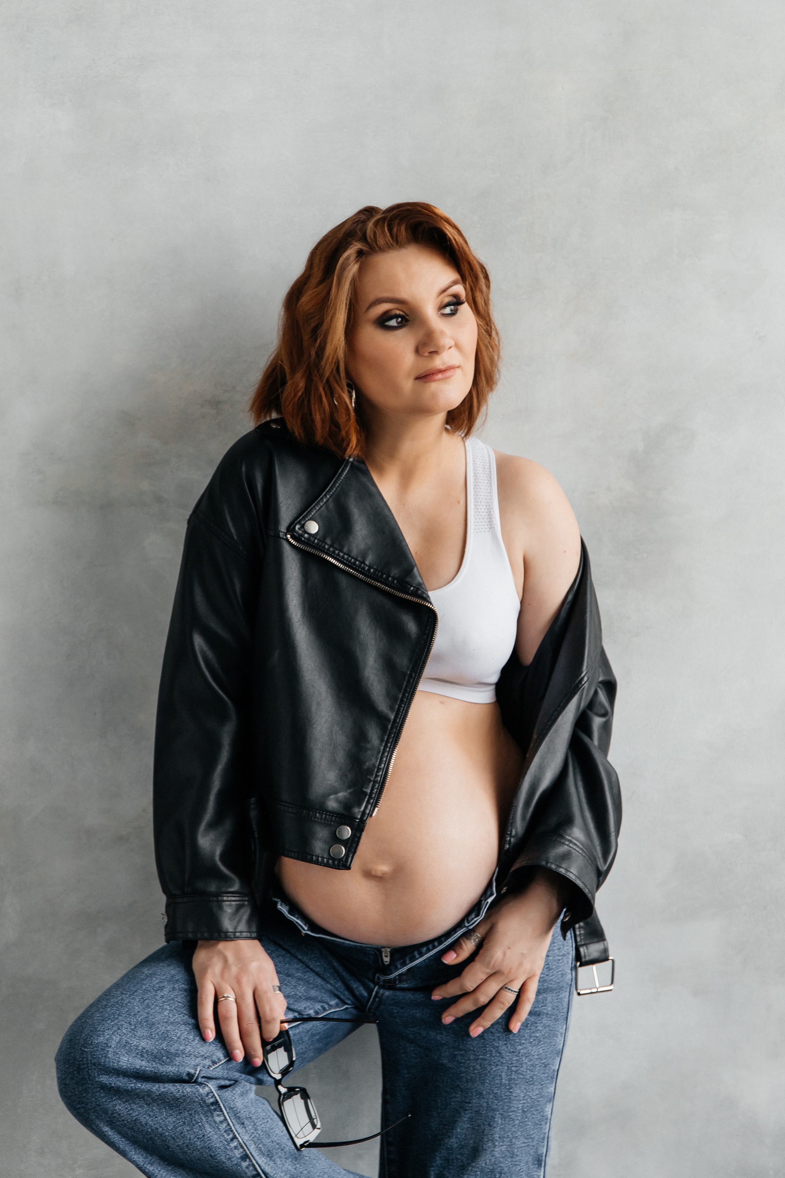 Фотосессия беременности в джинсах и косухе. Фотограф беременности в Санкт-Петербурге Анна Тюжина