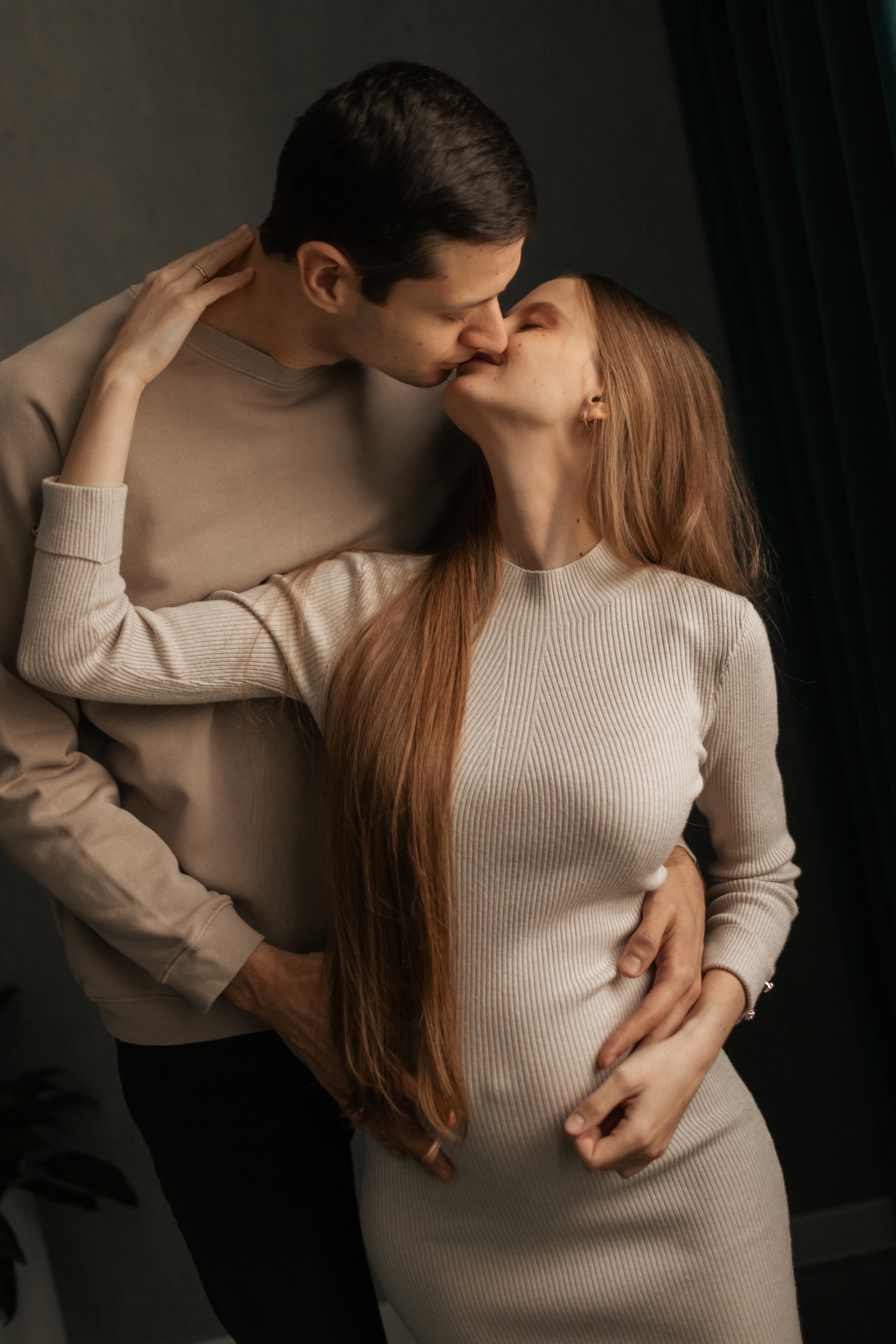 Павел и Мария в трепетном ожидании. Фотограф про любовь в городе Москва