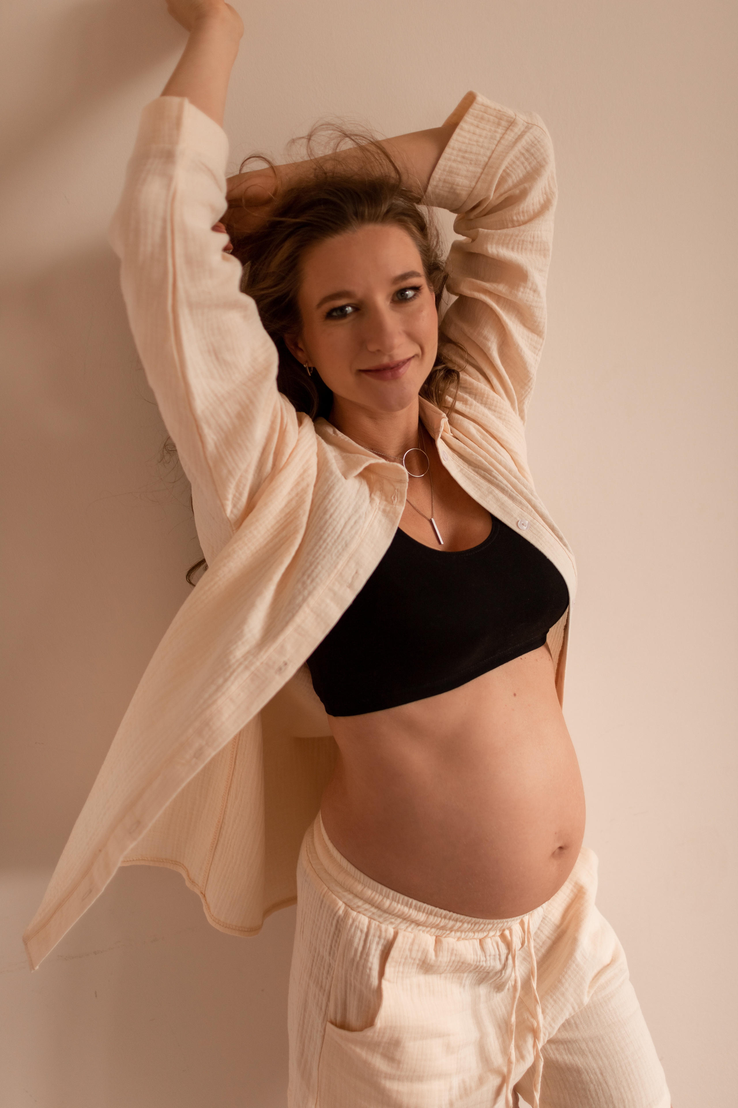 Прекрасная Яна в трепетном ожидании. Фотограф про любовь в городе Москва