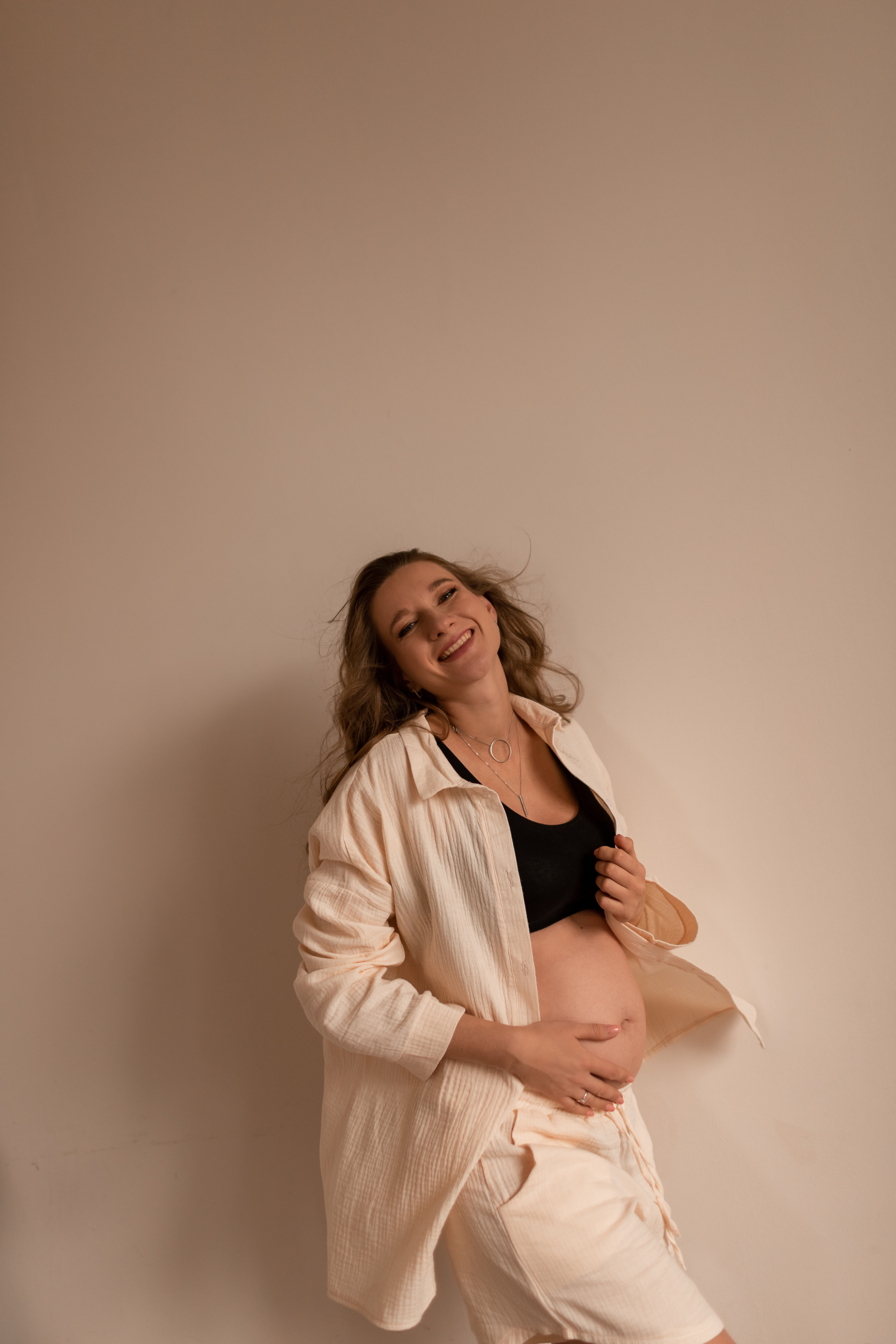 Прекрасная Яна в трепетном ожидании. Фотограф про любовь в городе Москва