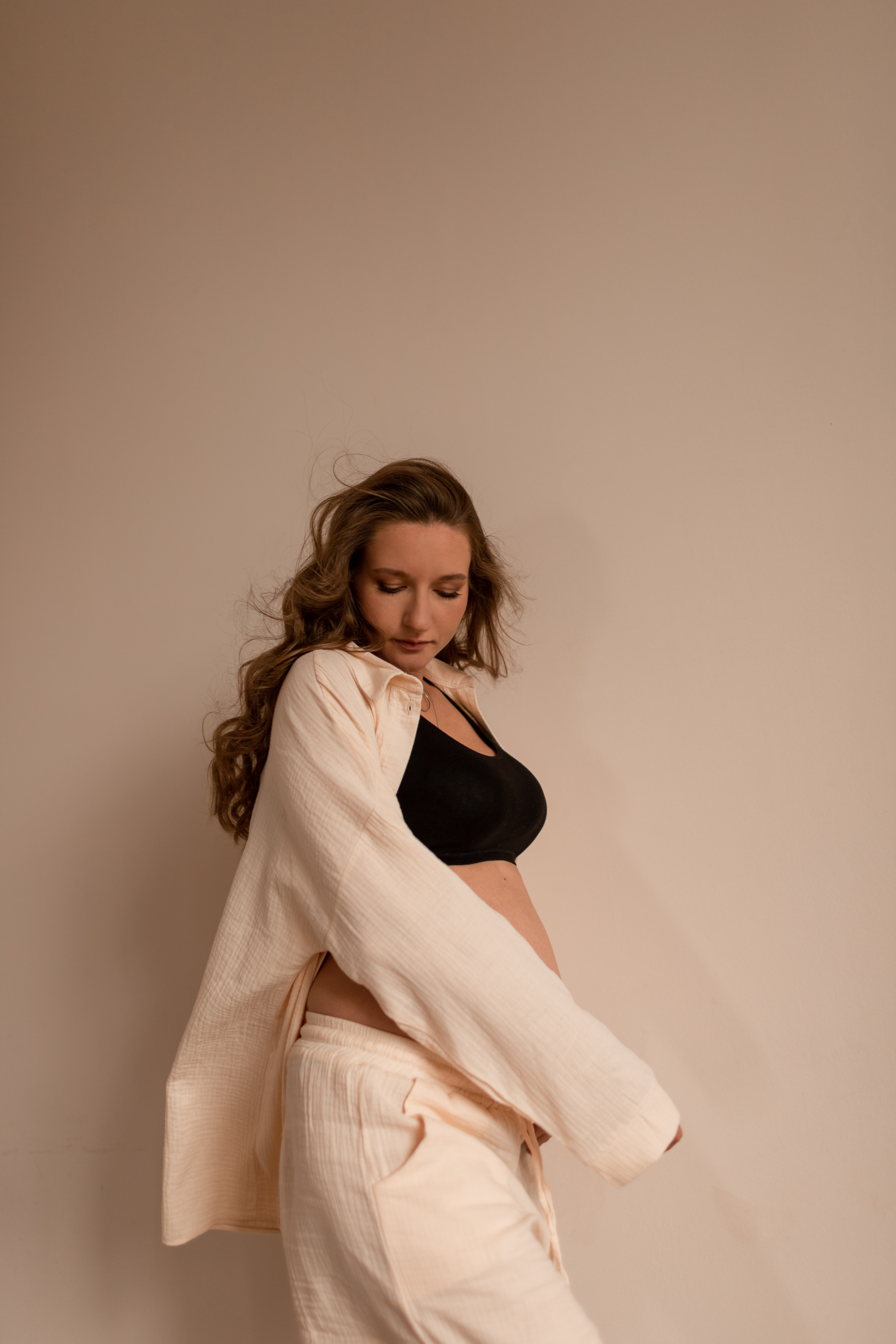 Прекрасная Яна в трепетном ожидании. Фотограф про любовь в городе Москва