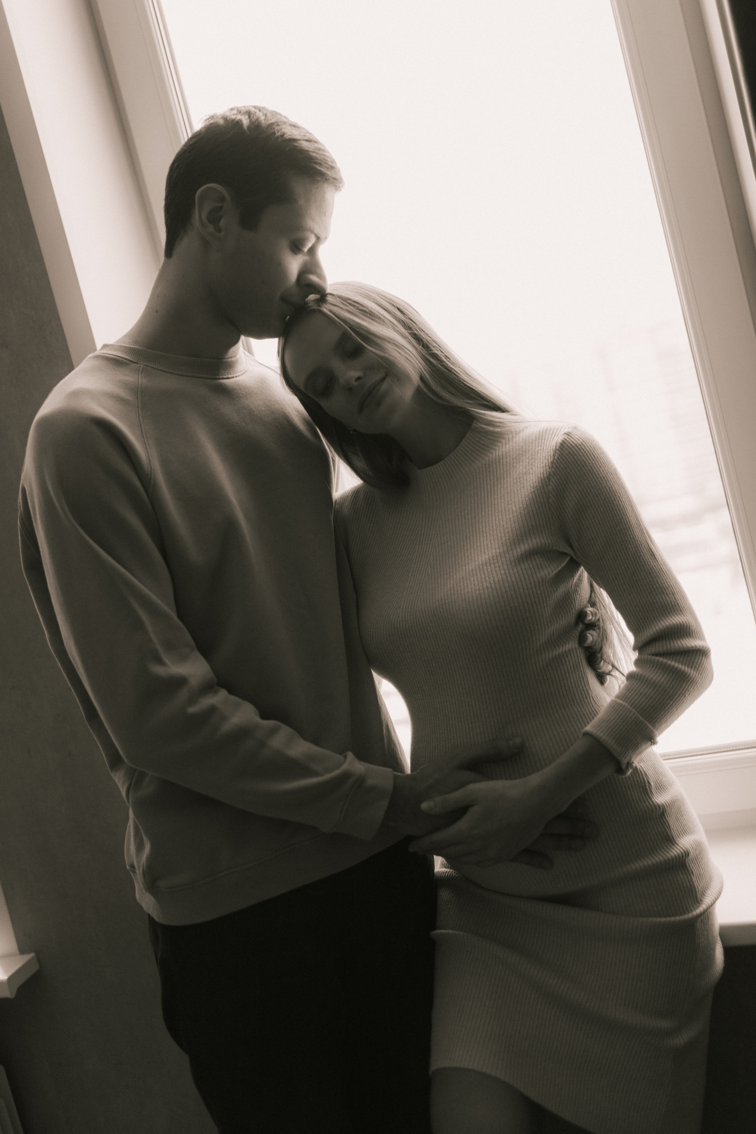 Павел и Мария в трепетном ожидании. Фотограф про любовь в городе Москва