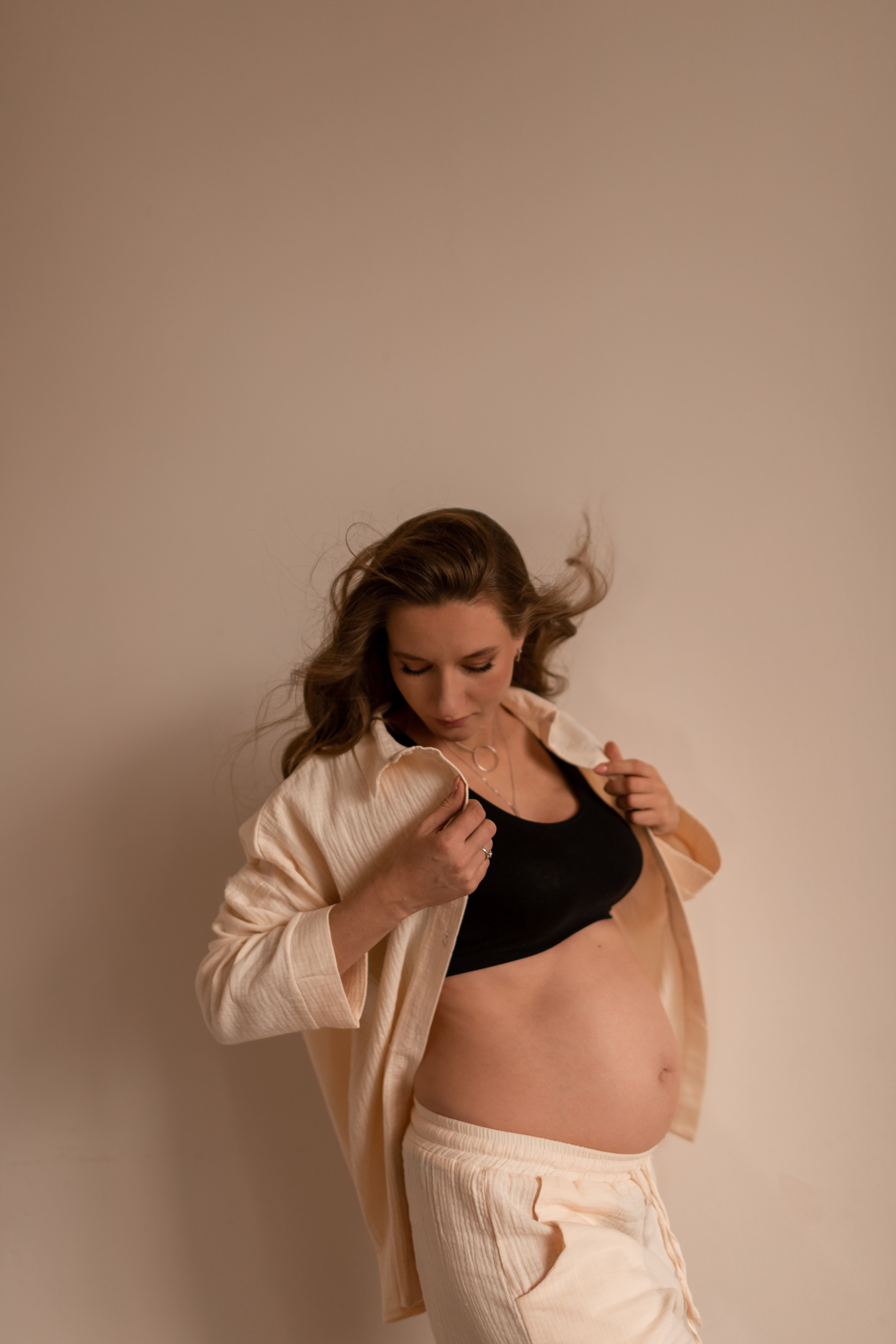 Прекрасная Яна в трепетном ожидании. Фотограф про любовь в городе Москва