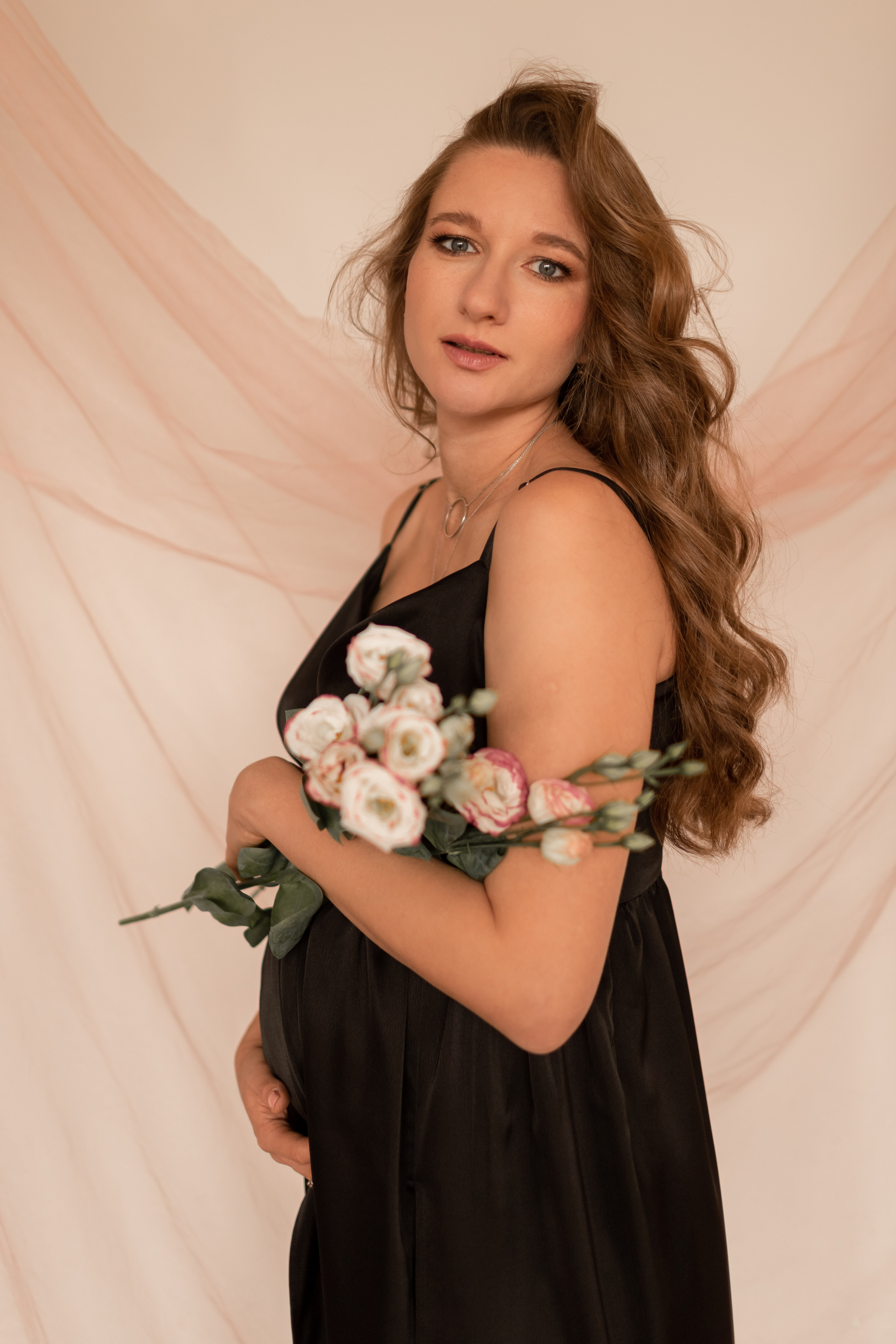 Прекрасная Яна в трепетном ожидании. Фотограф про любовь в городе Москва