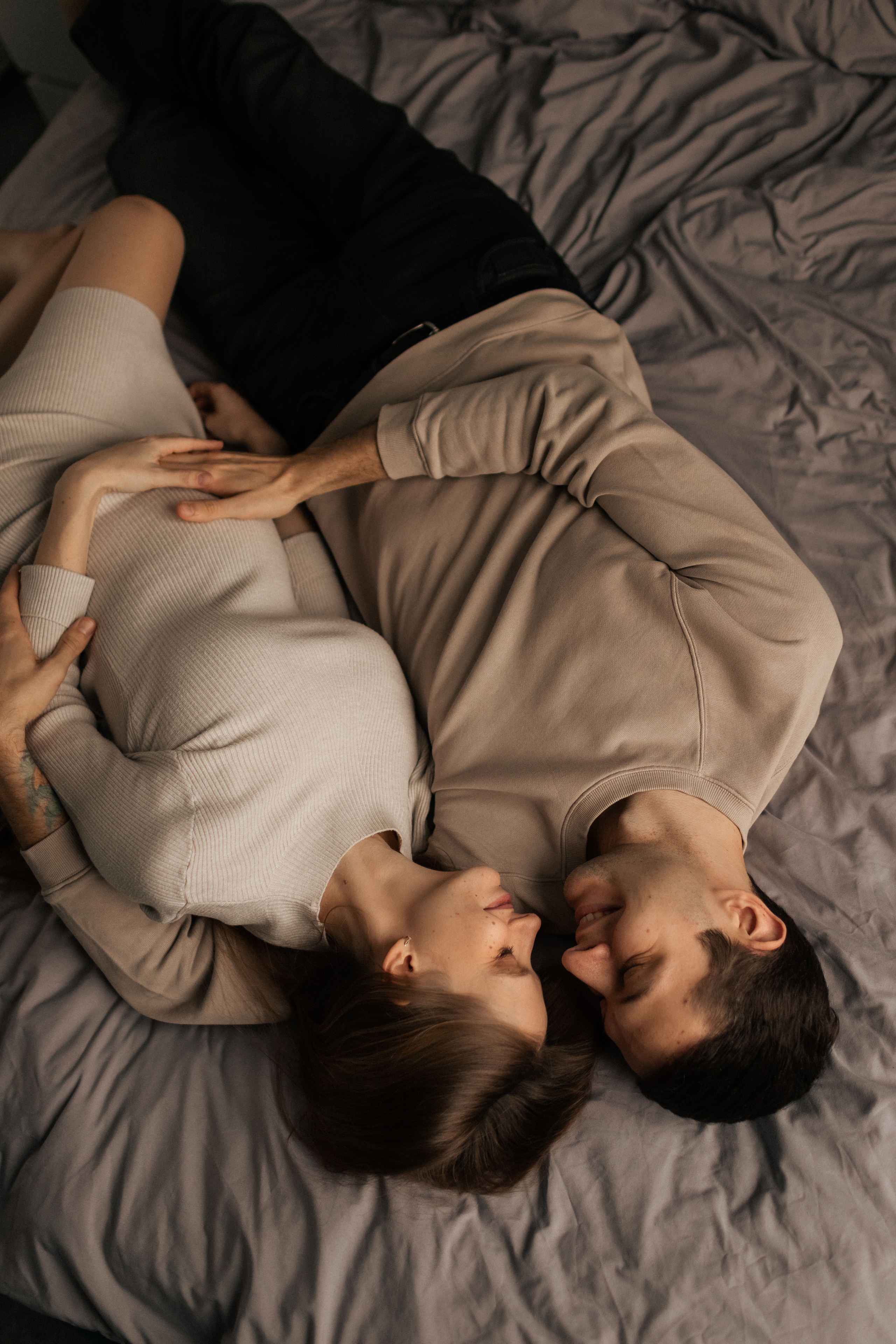 Павел и Мария в трепетном ожидании. Фотограф про любовь в городе Москва