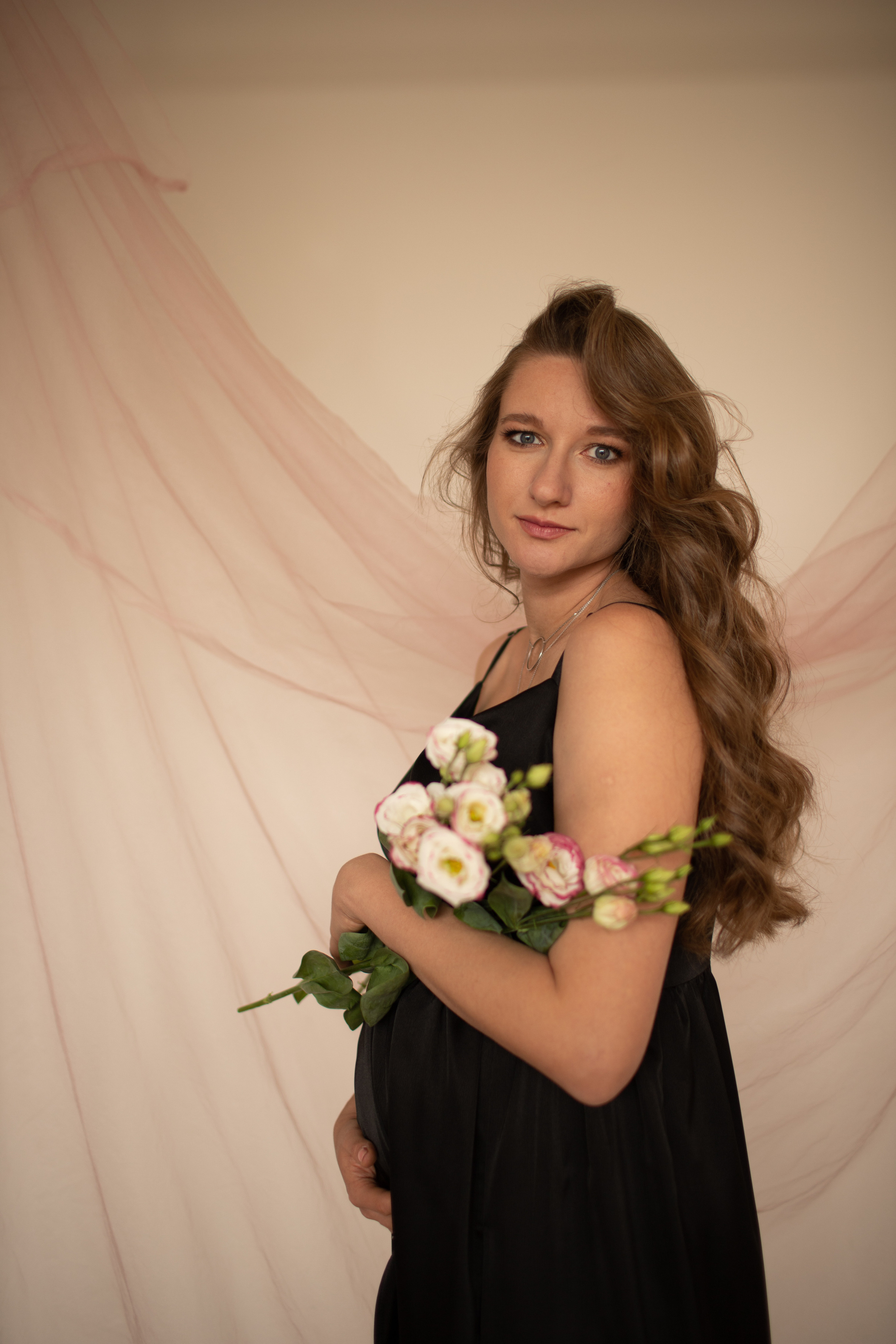 Прекрасная Яна в трепетном ожидании. Фотограф про любовь в городе Москва