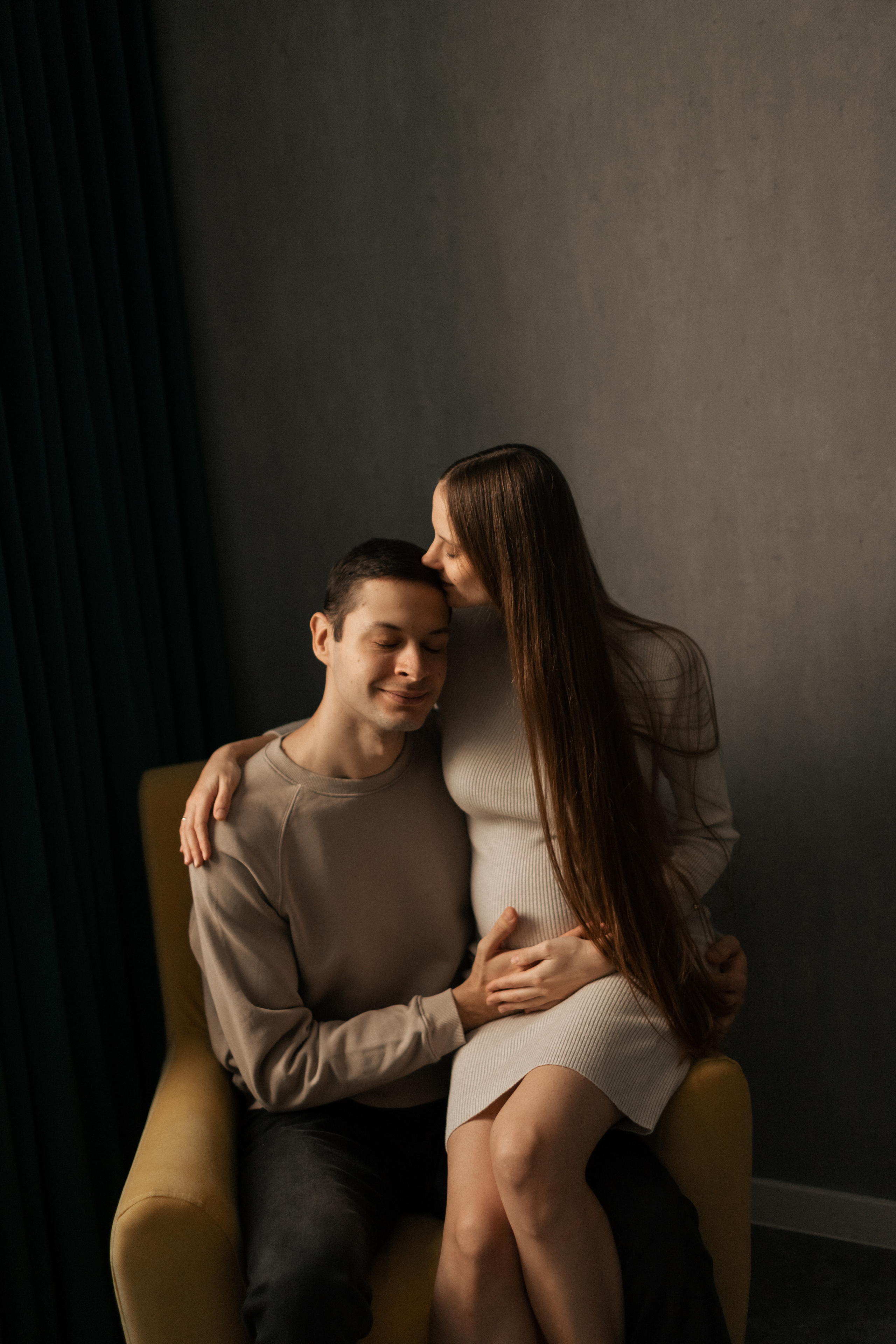 Павел и Мария в трепетном ожидании. Фотограф про любовь в городе Москва