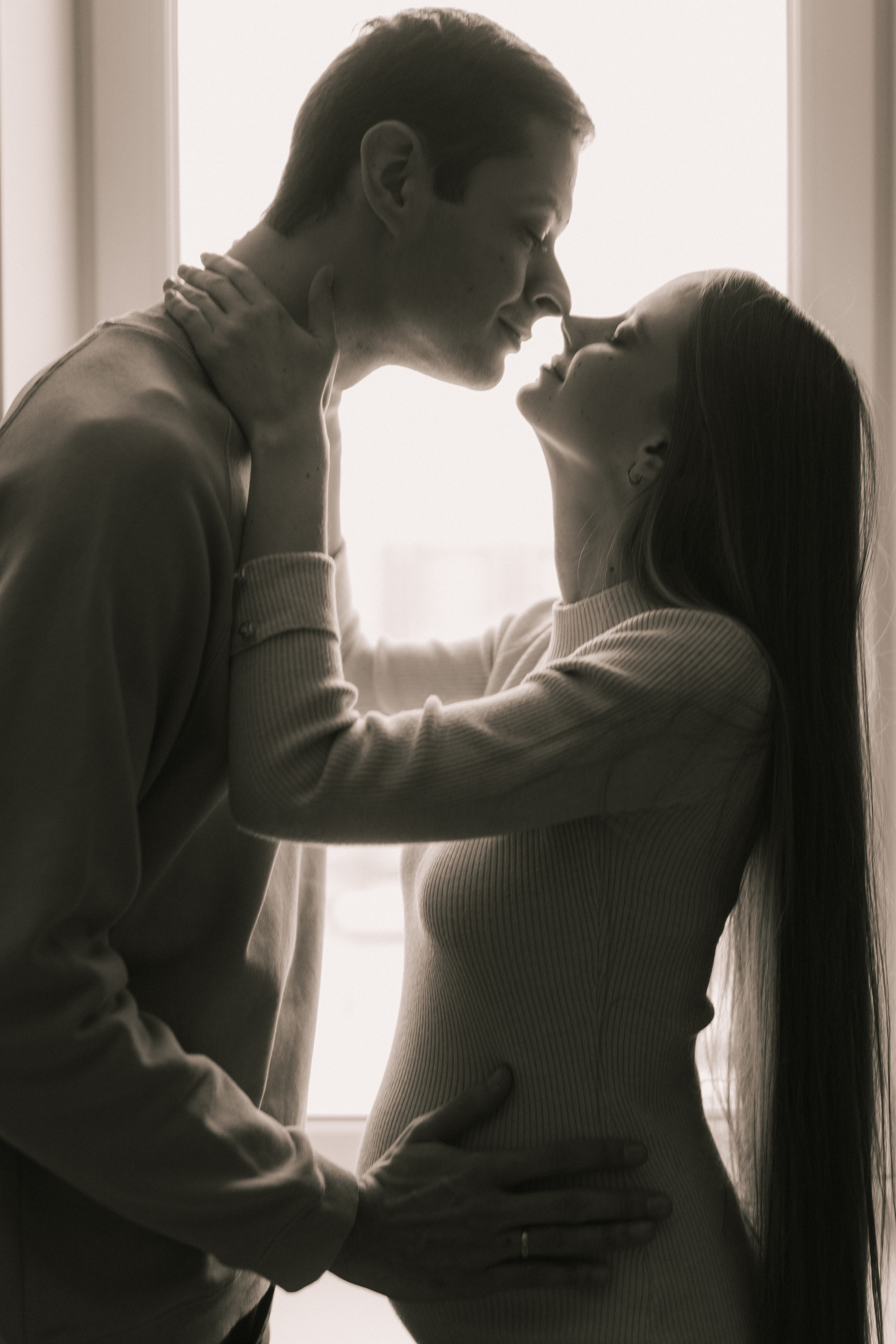 Павел и Мария в трепетном ожидании. Фотограф про любовь в городе Москва