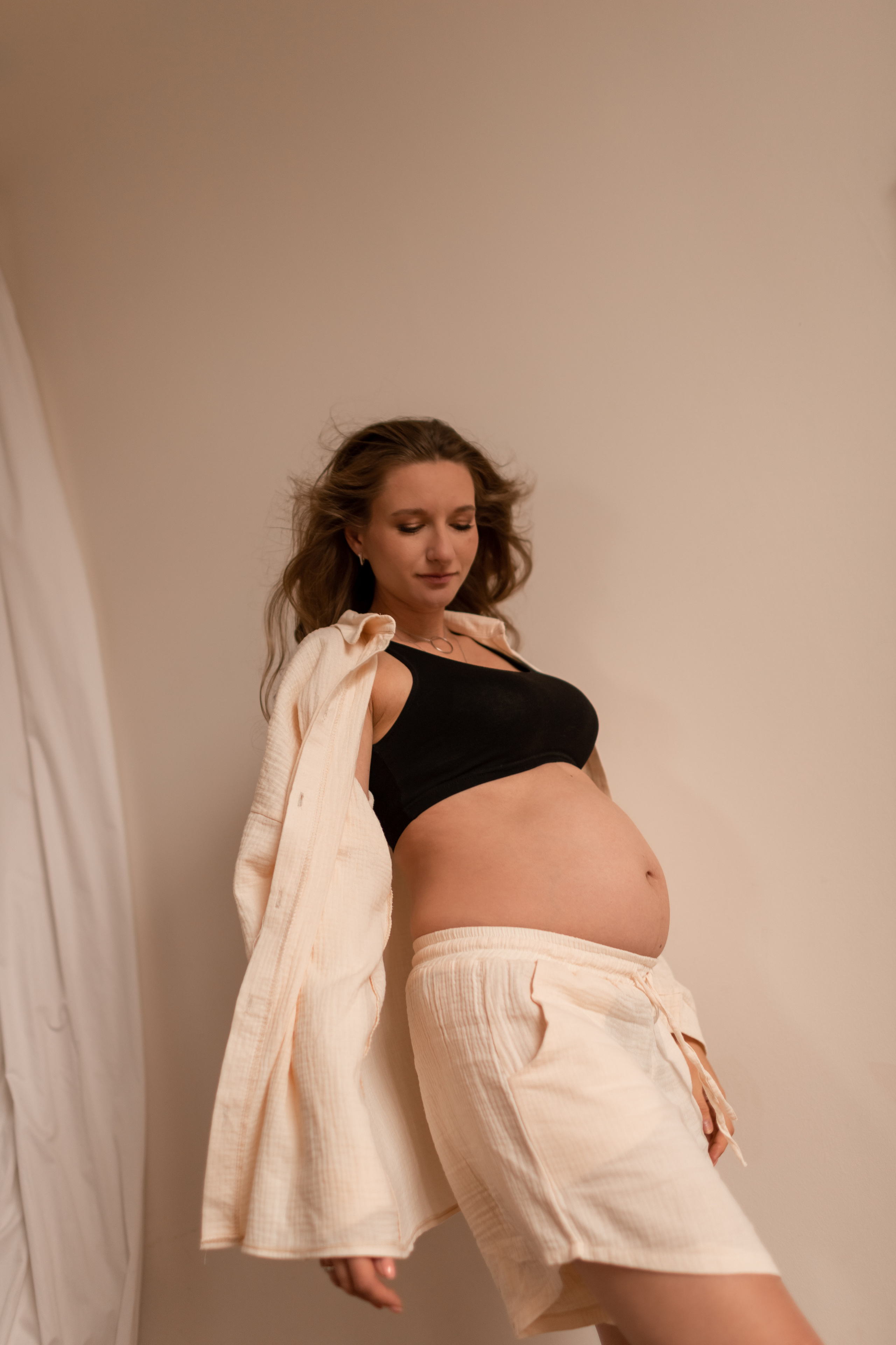 Прекрасная Яна в трепетном ожидании. Фотограф про любовь в городе Москва