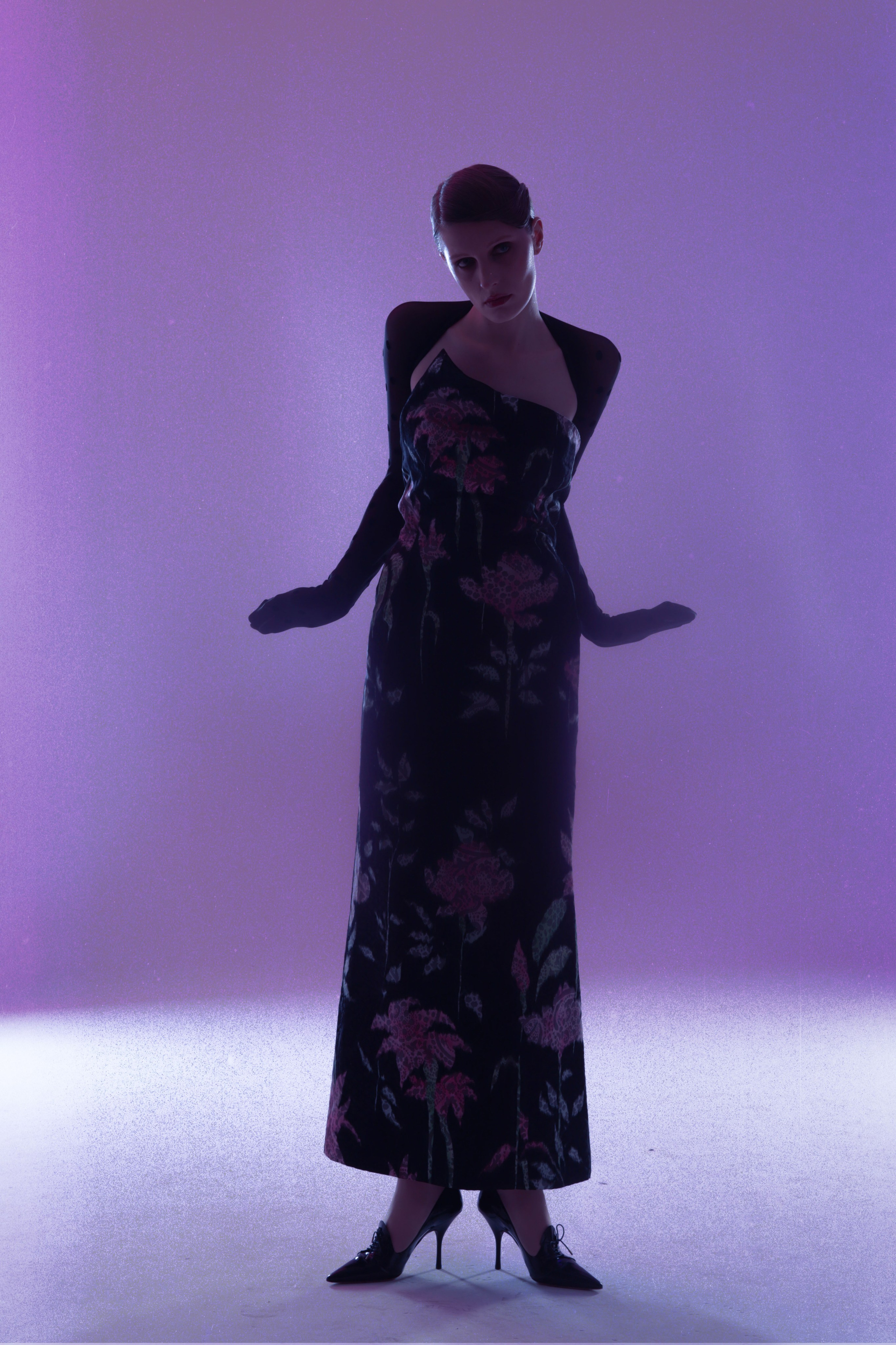 студийная съемка модели в винтажном платье  donna karan 