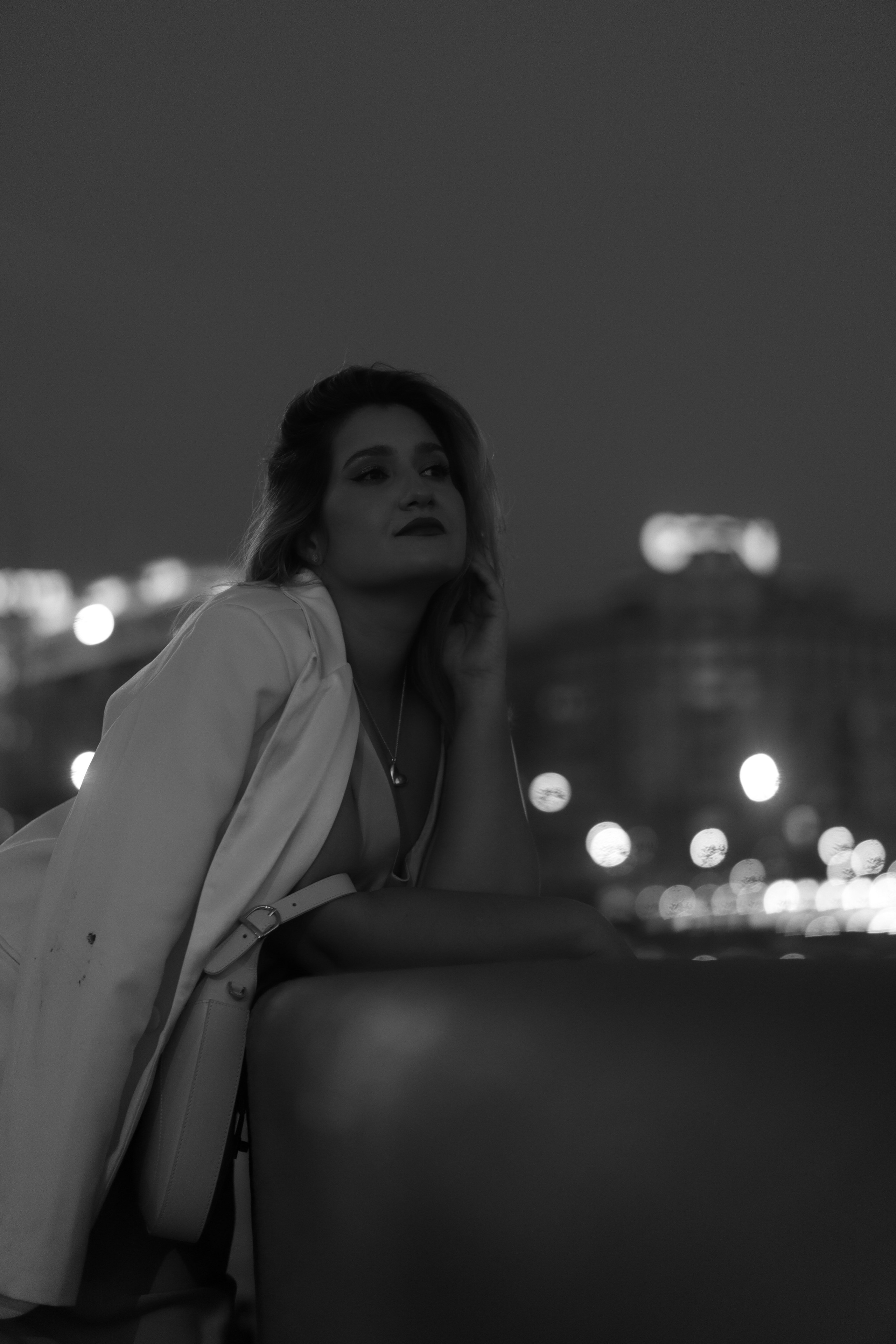 портрет женщины на фоне ночного города