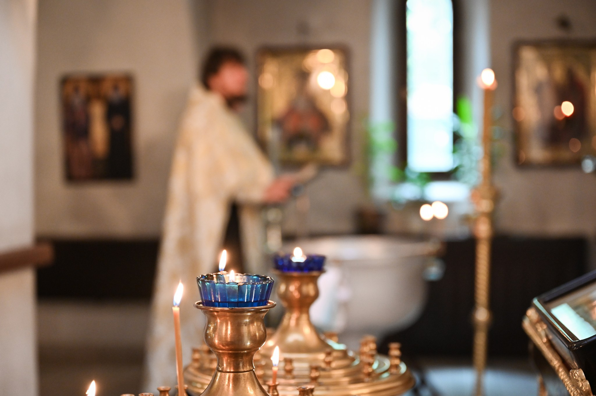 Батюшка проводит освящение воды в купели - фотограф Оксана Лавренюк