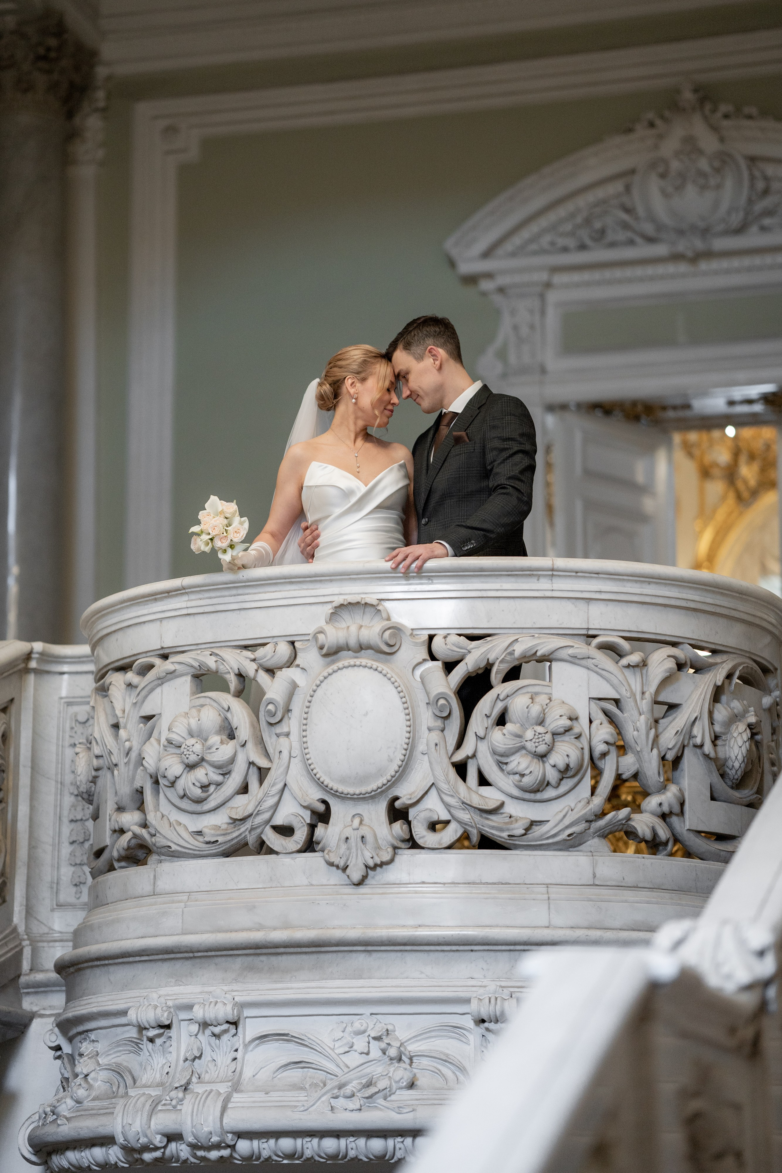 Красивые фотографии из Дворца Бракосочетания №1 Жених и невеста обнимаются на балконе загса 1 в Санкт-Петербурге.