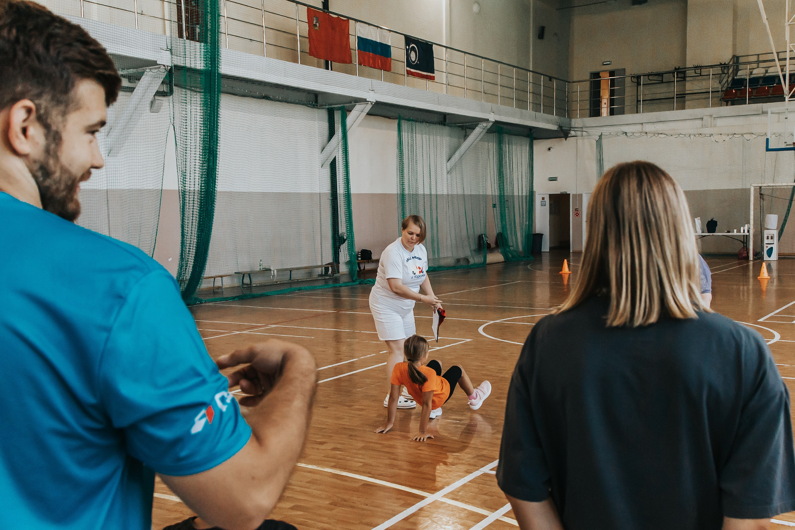 Репортажная спортивная съемка г. Королев стадион Металлист «папа, мама, я — спортивная семья». Юлия Егорова | Свадебный фотограф, семейный фотограф Москва, МО • Портреты • репортажи • день рождения • Love Story • дети