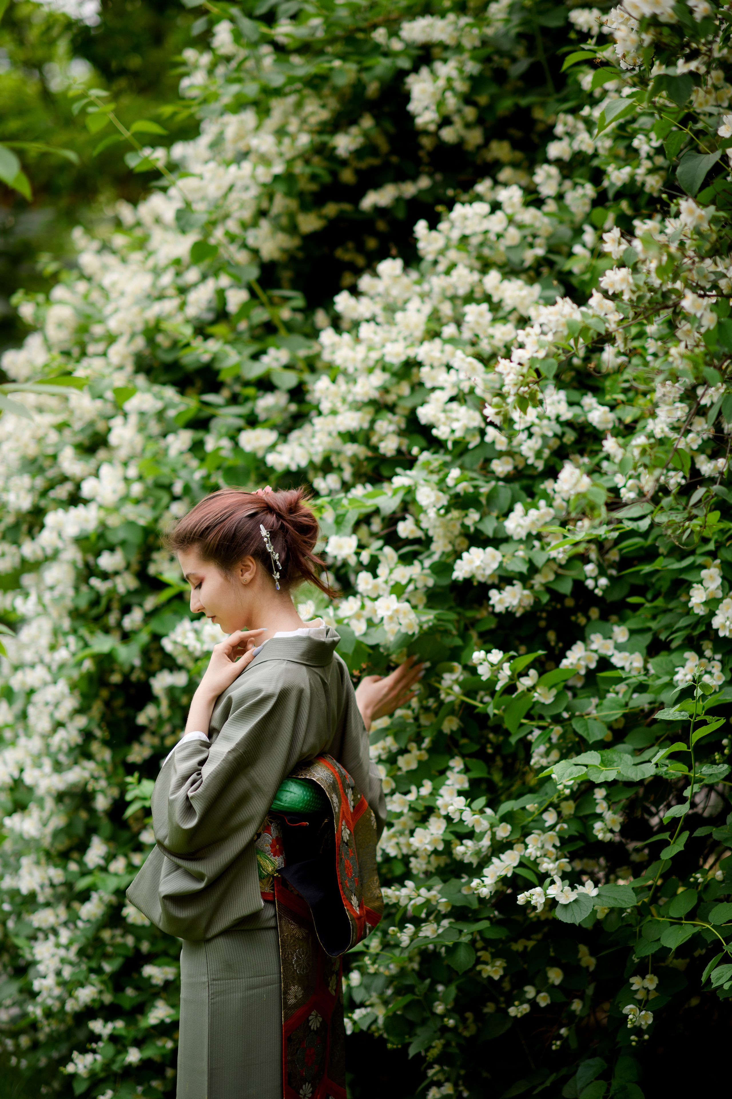 Фотосессия в цветущем чубушнике в саду им. Баумана. Главная