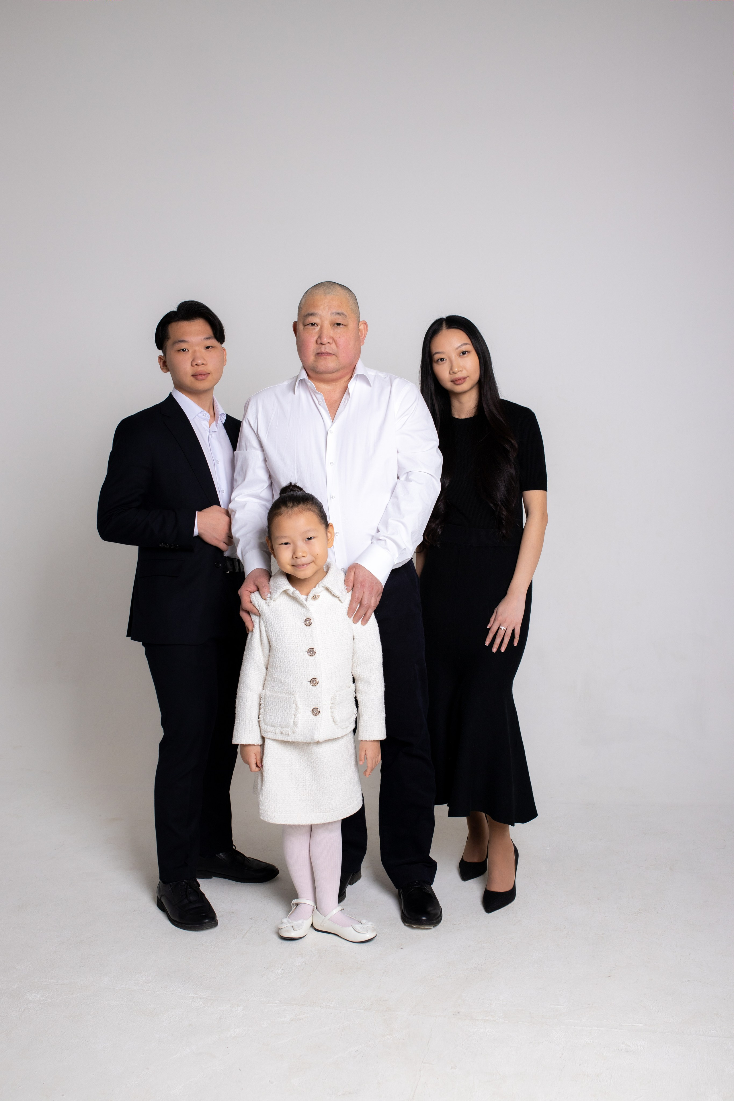 Семейная фотосессия на циклораме с импульсным светом. Фотограф в Железнодорожном и Балашихе