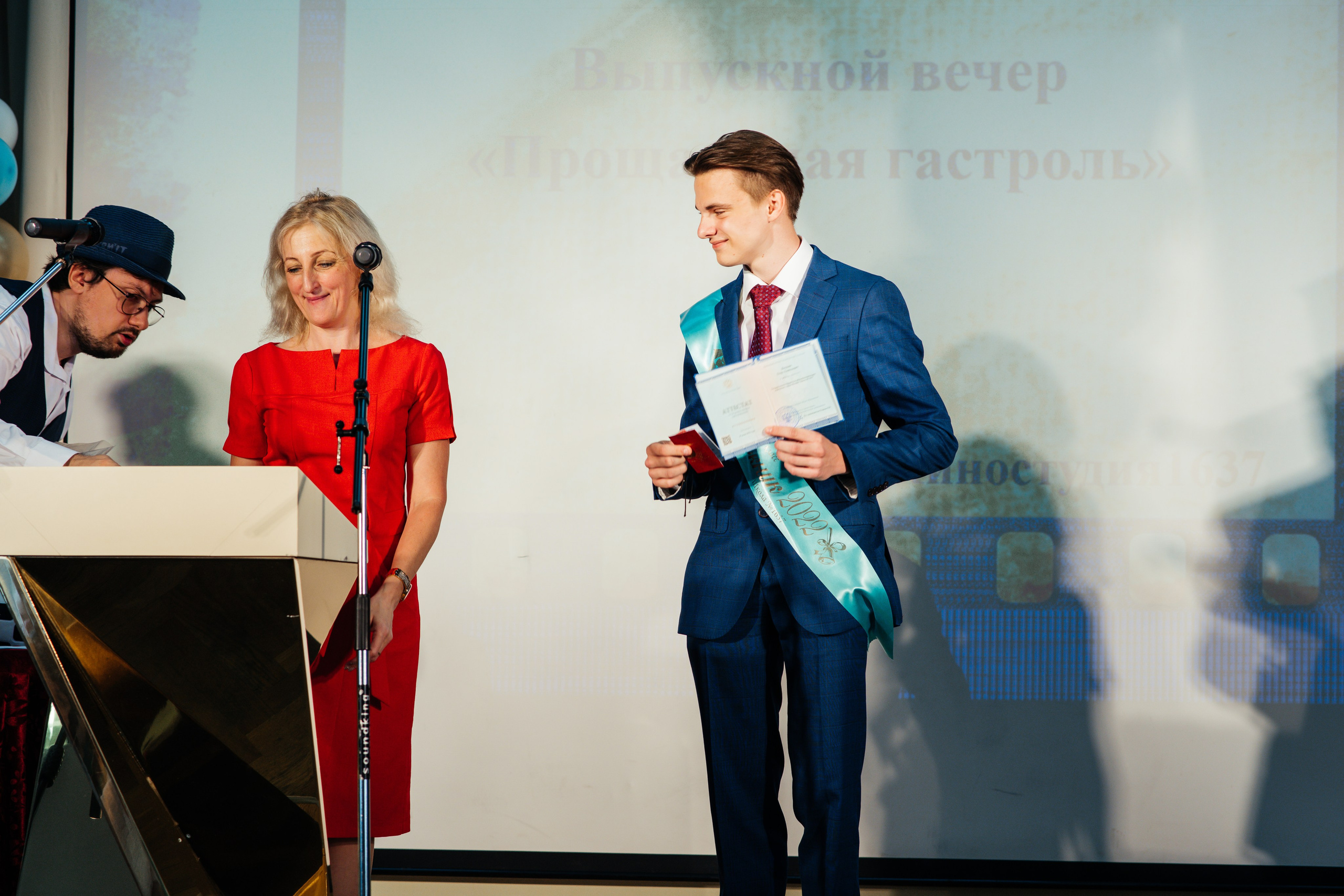 Вручение аттестатов. Выпускные альбомы в Подольске Москве и МО