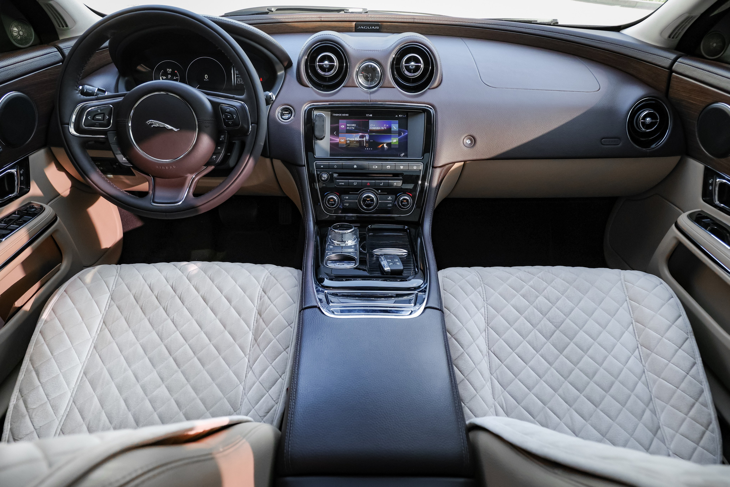 2017 JAGUAR XJ. Mixturecaptures