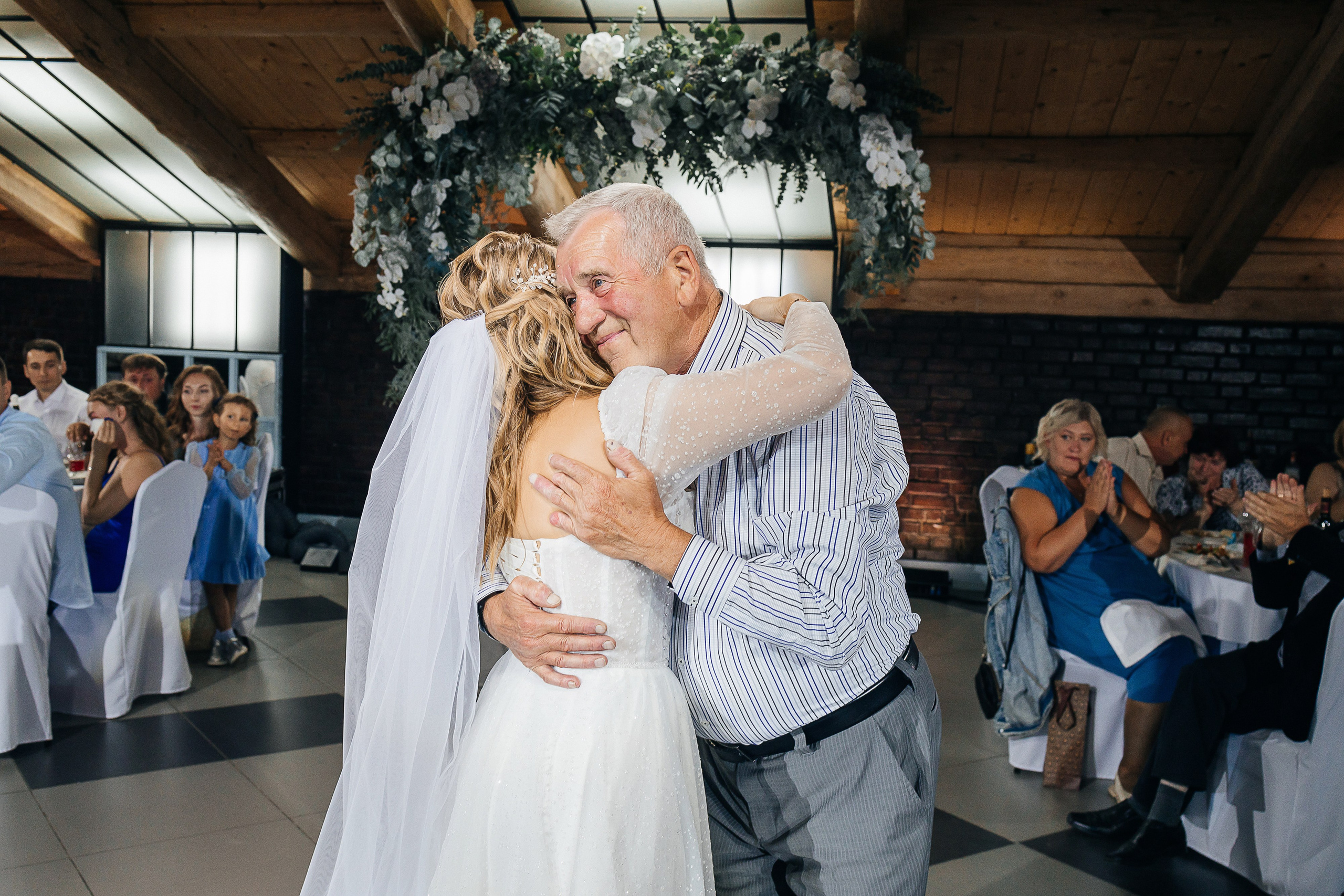 Трогательная выездная церемония в уютном дворике отеля. Олег Сверчков | Свадебный фотограф Вологда