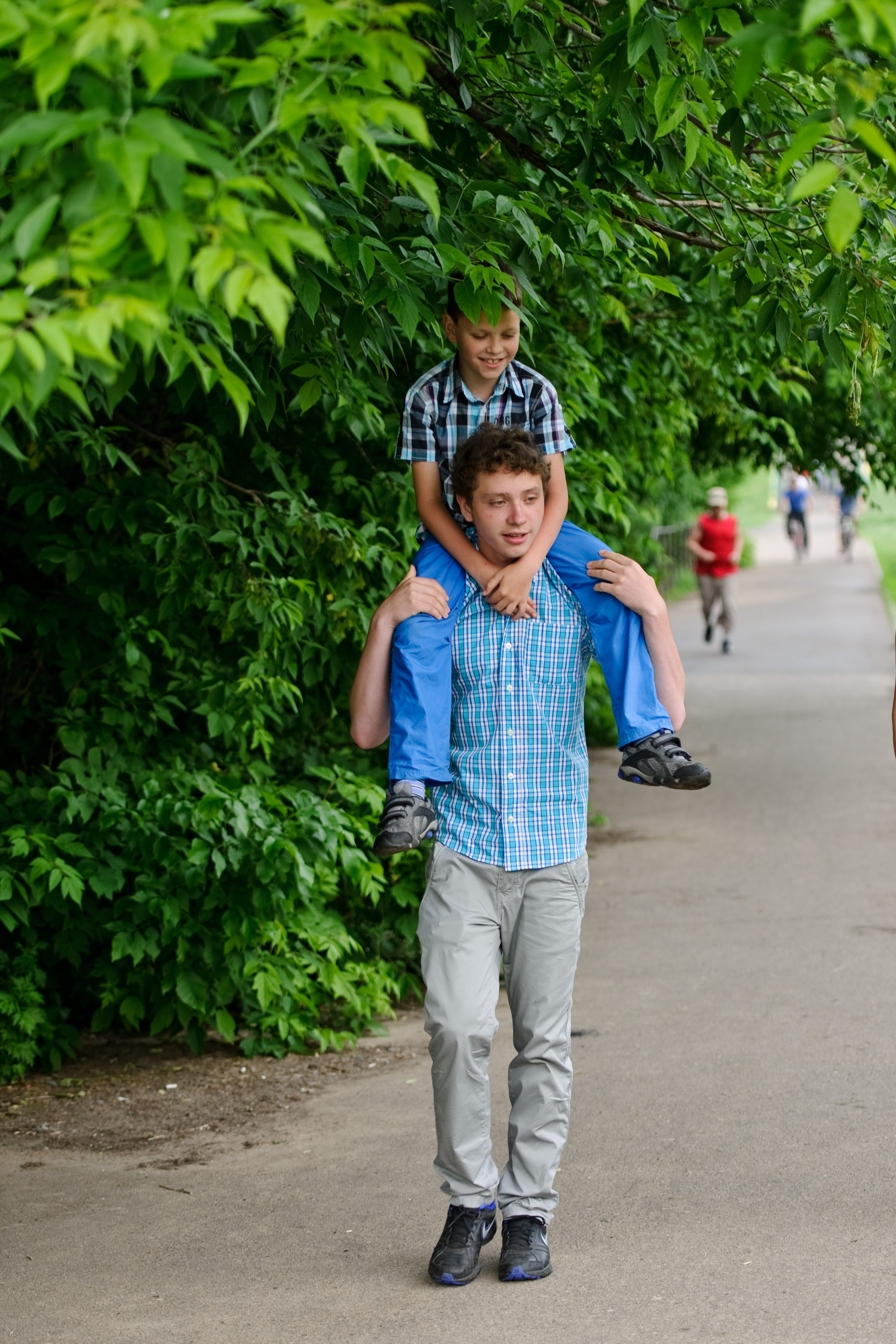 Лада, Дмитрий и 3 сына. Прогулка, Москва. Семейный фотограф Анна Дубовская