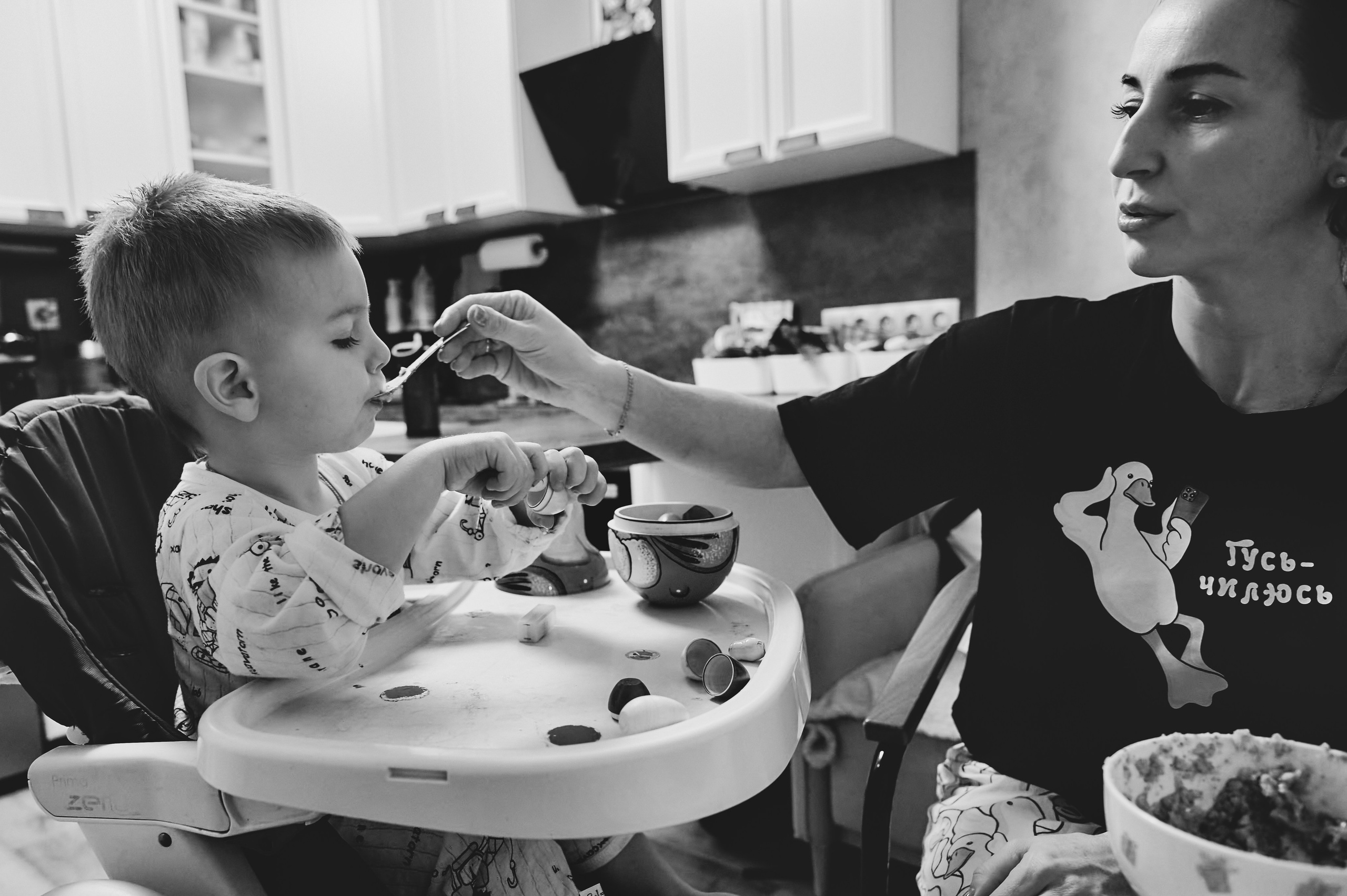 Ребенок завтракает с мамой