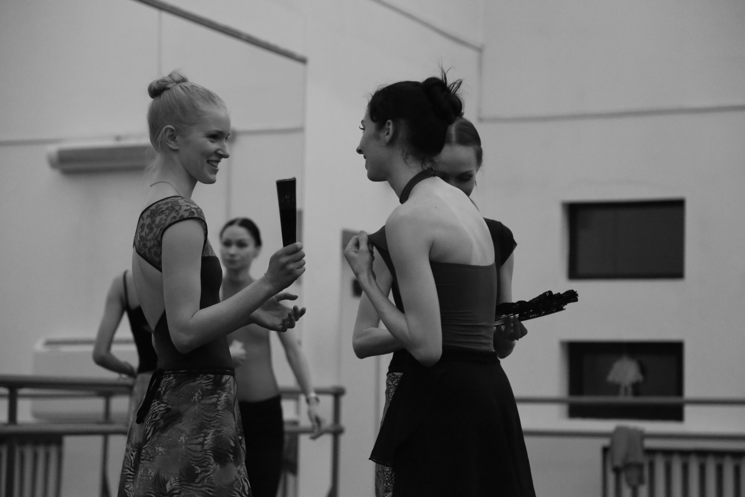 Фотосессия с балеринами в балетном зале, съемка танца, портрет танцовщиц, профессиональная фотосъемка