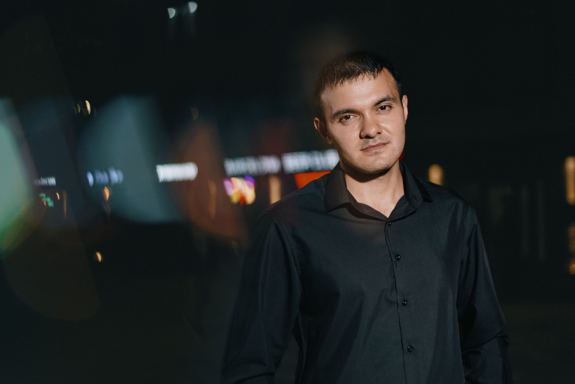 Мужская фотосессия ночью в Тюмени | Стильный мужской портрет. Портретный фотограф Тюмень Дарья Мустафина