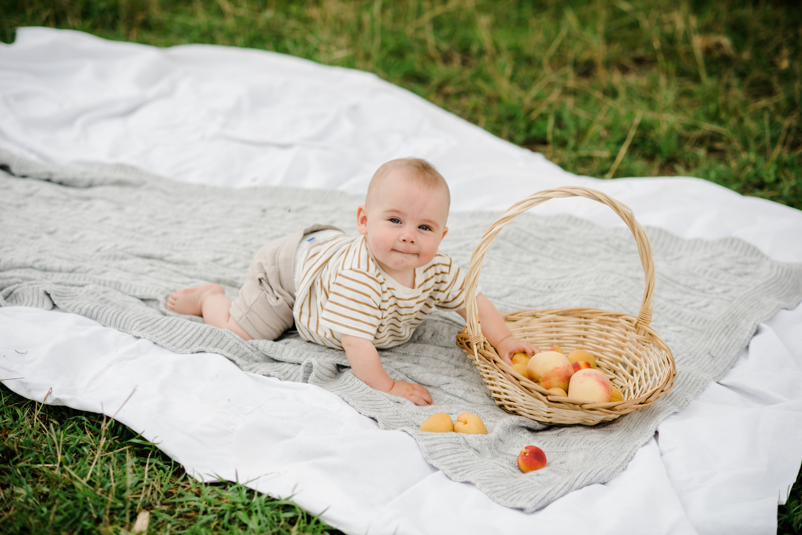 Анна и ее семья, фотосессия в поле. Свадебный и семейный фотограф Евгения Кононова
