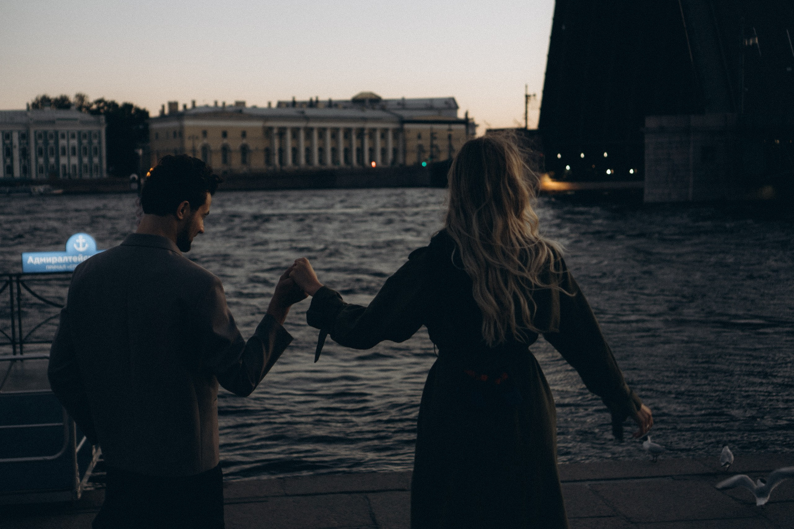 СВАДЕБНАЯ СЬЕМКА ПАРЫ НА РАССВЕТЕ В БЕЛЫЕ НОЧИ И ПРОГУЛКА С РАЗВОДНЫМИ МОСТАМИ И ПИКНИК ВОЗЛЕ ИСАКИЕВСКОГО СОБОРА. Профессиональный фотограф, Санкт-Петербург — Виктория Богомолова