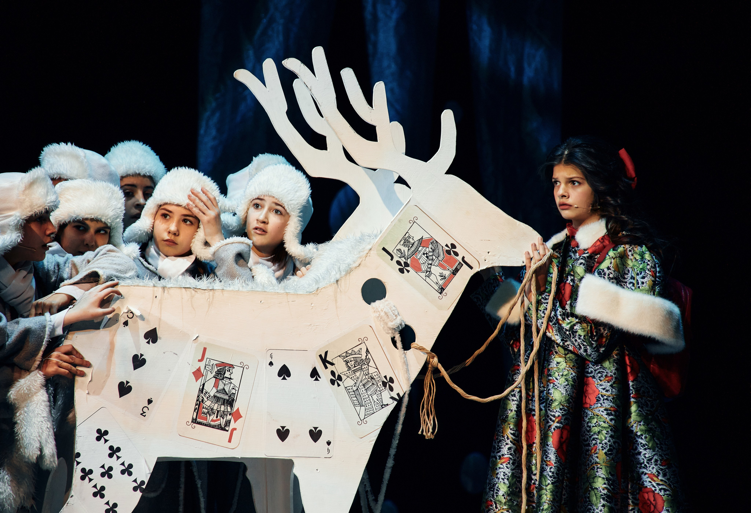 Сцена с Гердой, оленем и бандой разбойников в спектакле "Снежная королева"