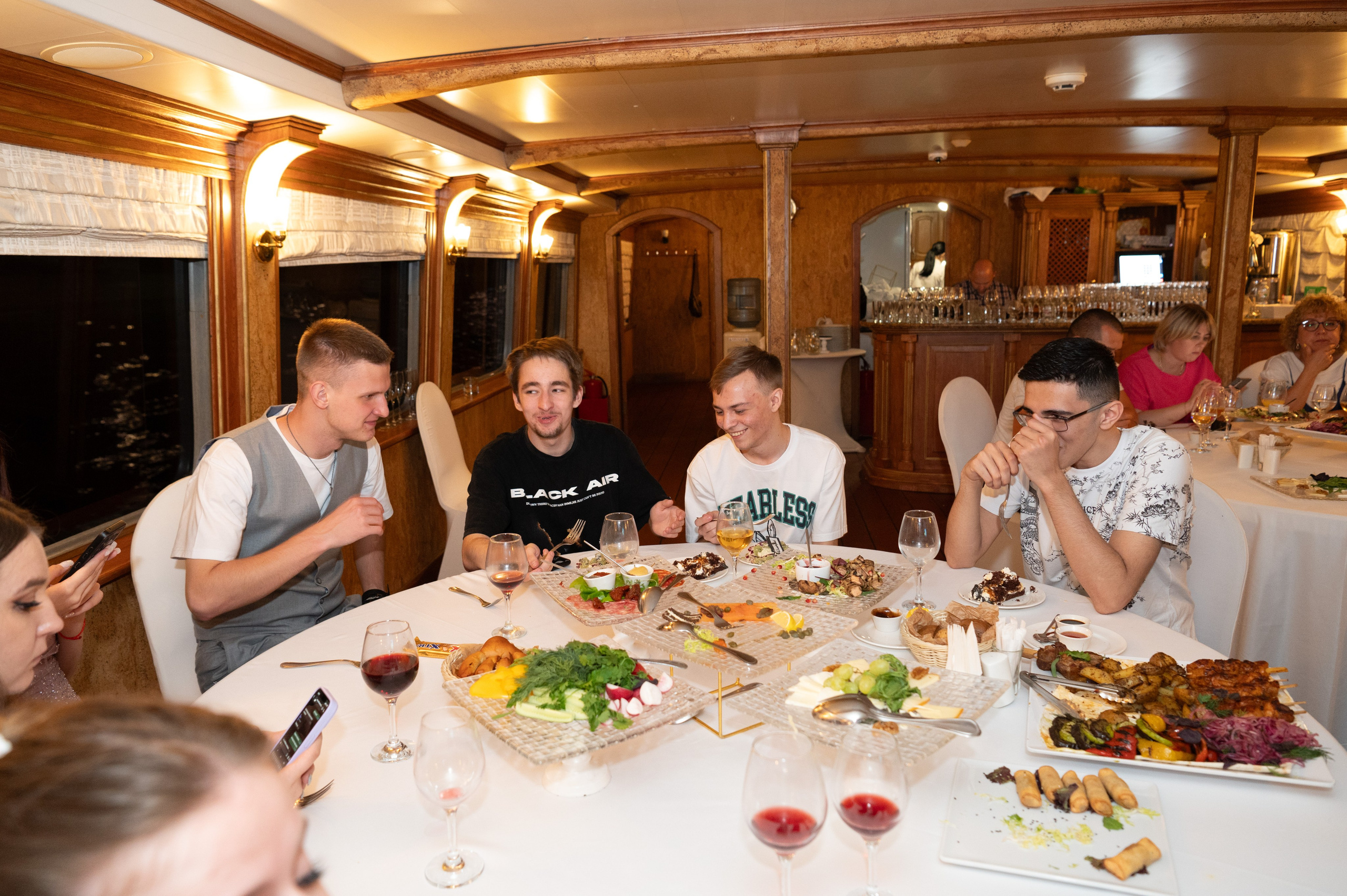 Выпускной вечер 11 класс на теплоходе. Детский и семейный фотограф г. Москва Оксана Катаджи