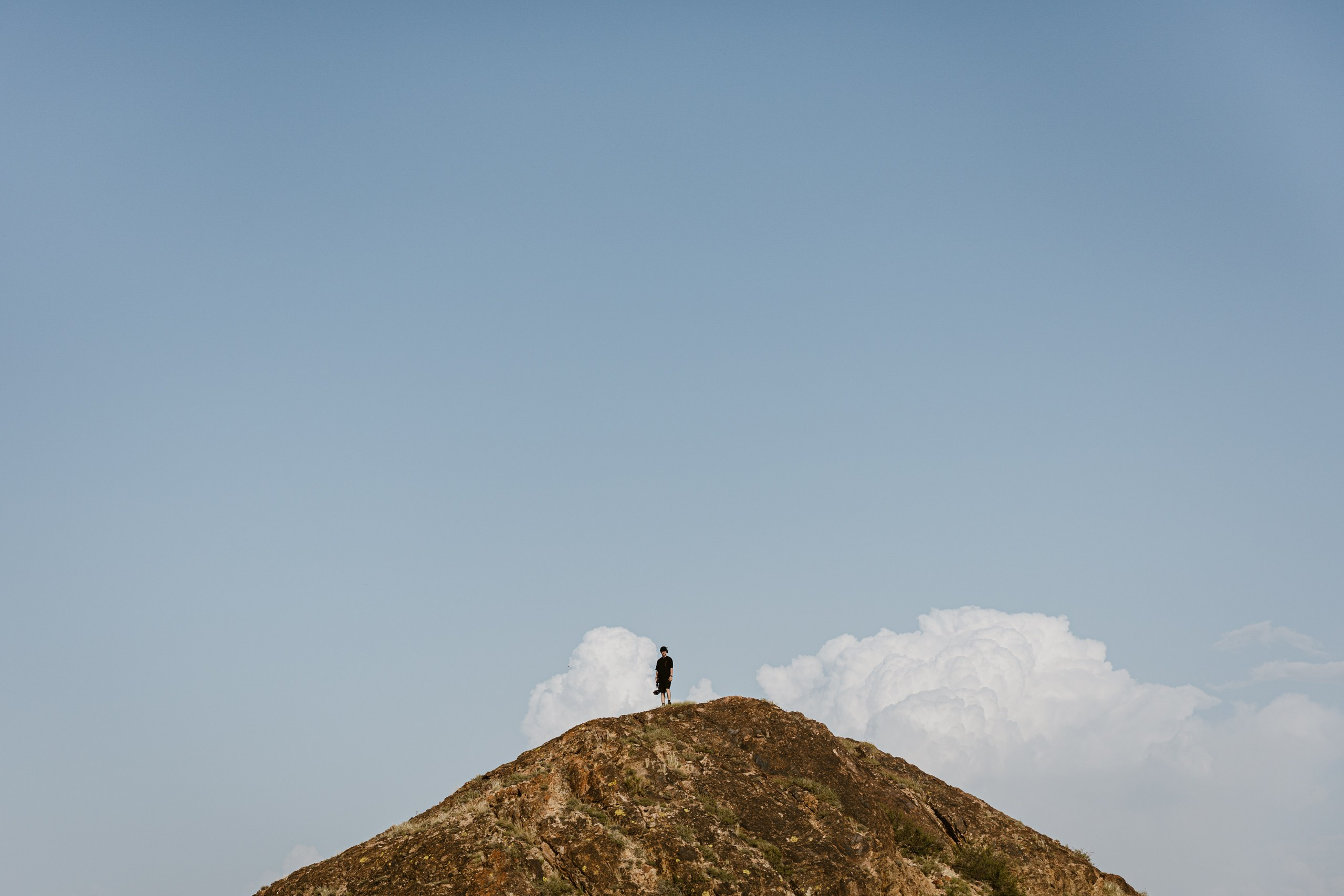 Здравствуйте! Я свадебный фотограф из Ульяновска, работаю в том числе по всей России и с выездом за границу. Снимаю свадьбы, lovestory, корпоративы, светский репортаж. Провожу обучение по фотографии, мастер-классы и воркшопы для других фотографов.